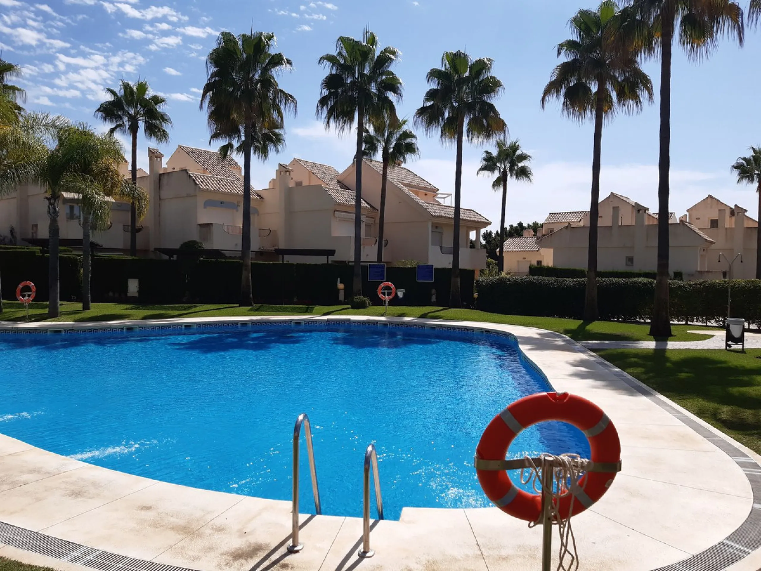 Large Town House only 150 metres from the lovely dunes beaches in Costabella,close to shops and 10 minutes drive to Marbella Town,private garage for 3 cars.