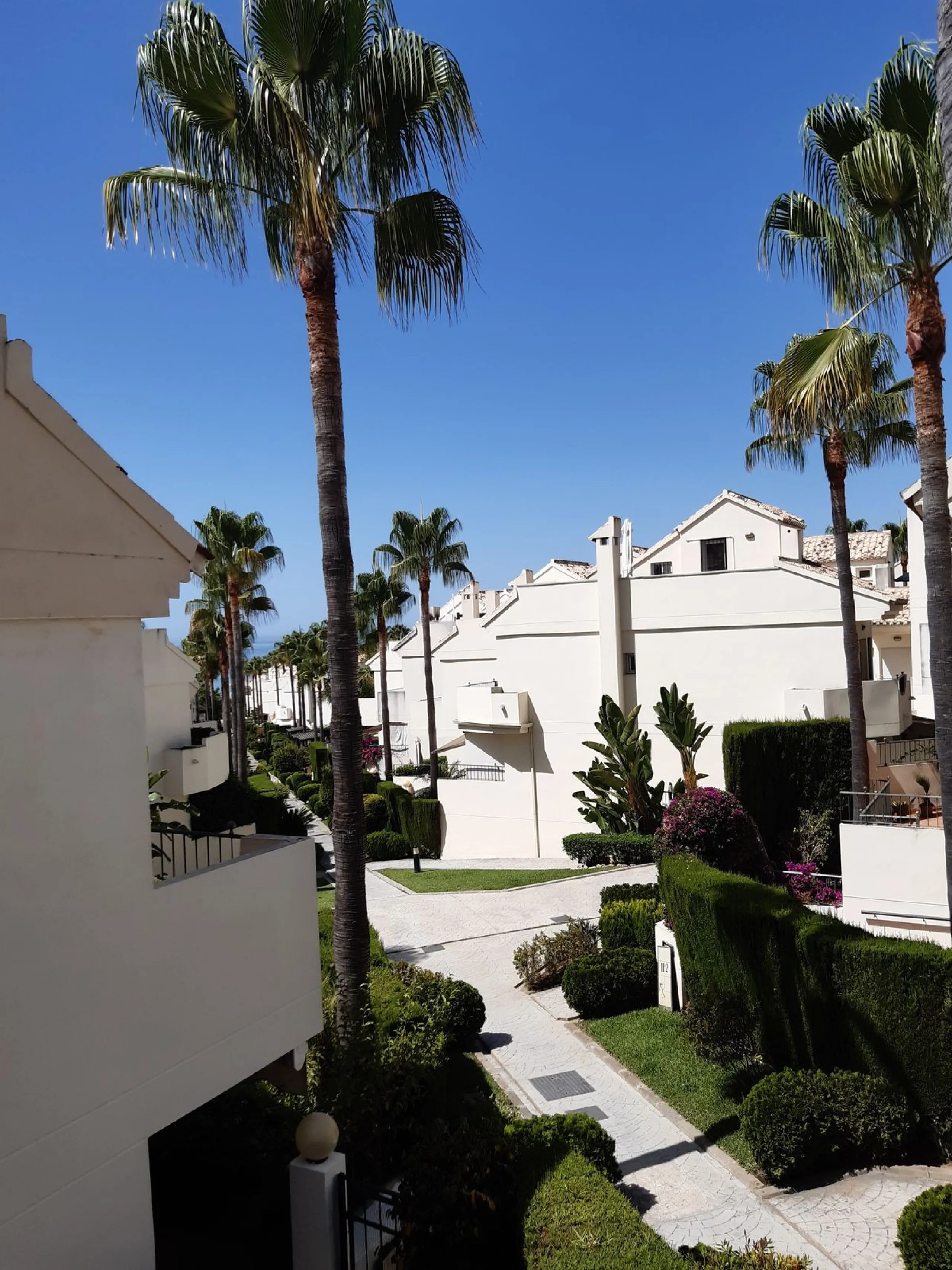 Large Town House only 150 metres from the lovely dunes beaches in Costabella,close to shops and 10 minutes drive to Marbella Town,private garage for 3 cars.