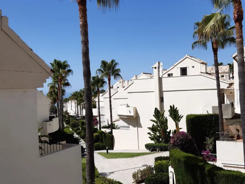 Large Town House only 150 metres from the lovely dunes beaches in Costabella,close to shops and 10 minutes drive to Marbella Town,private garage for 3 cars.