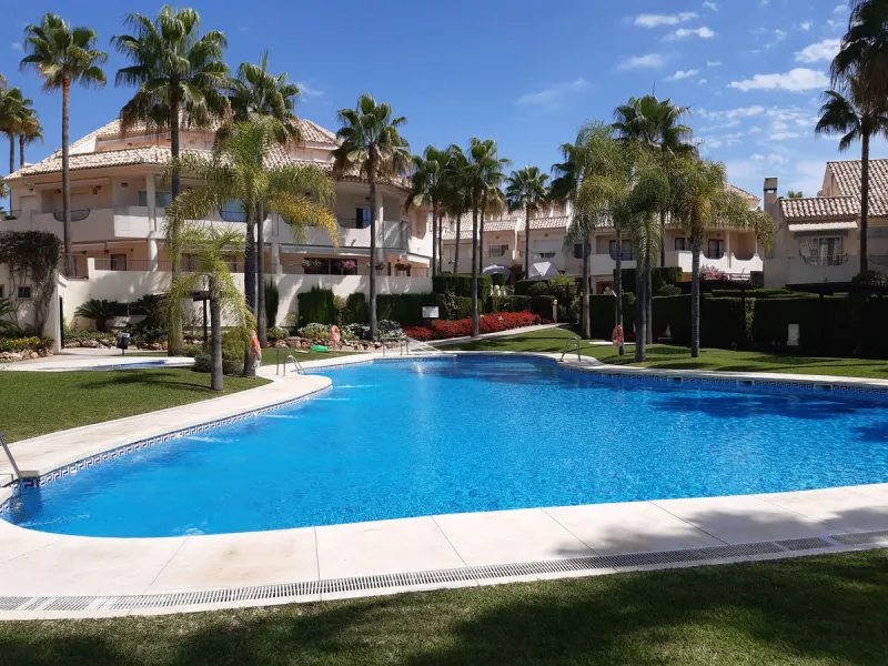 Large Town House only 150 metres from the lovely dunes beaches in Costabella,close to shops and 10 minutes drive to Marbella Town,private garage for 3 cars.