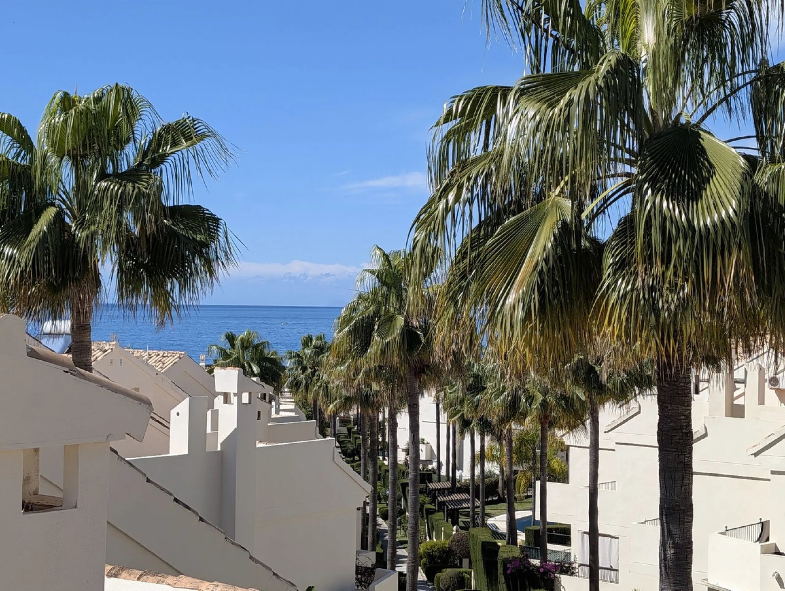 Large Town House only 150 metres from the lovely dunes beaches in Costabella,close to shops and 10 minutes drive to Marbella Town,private garage for 3 cars.