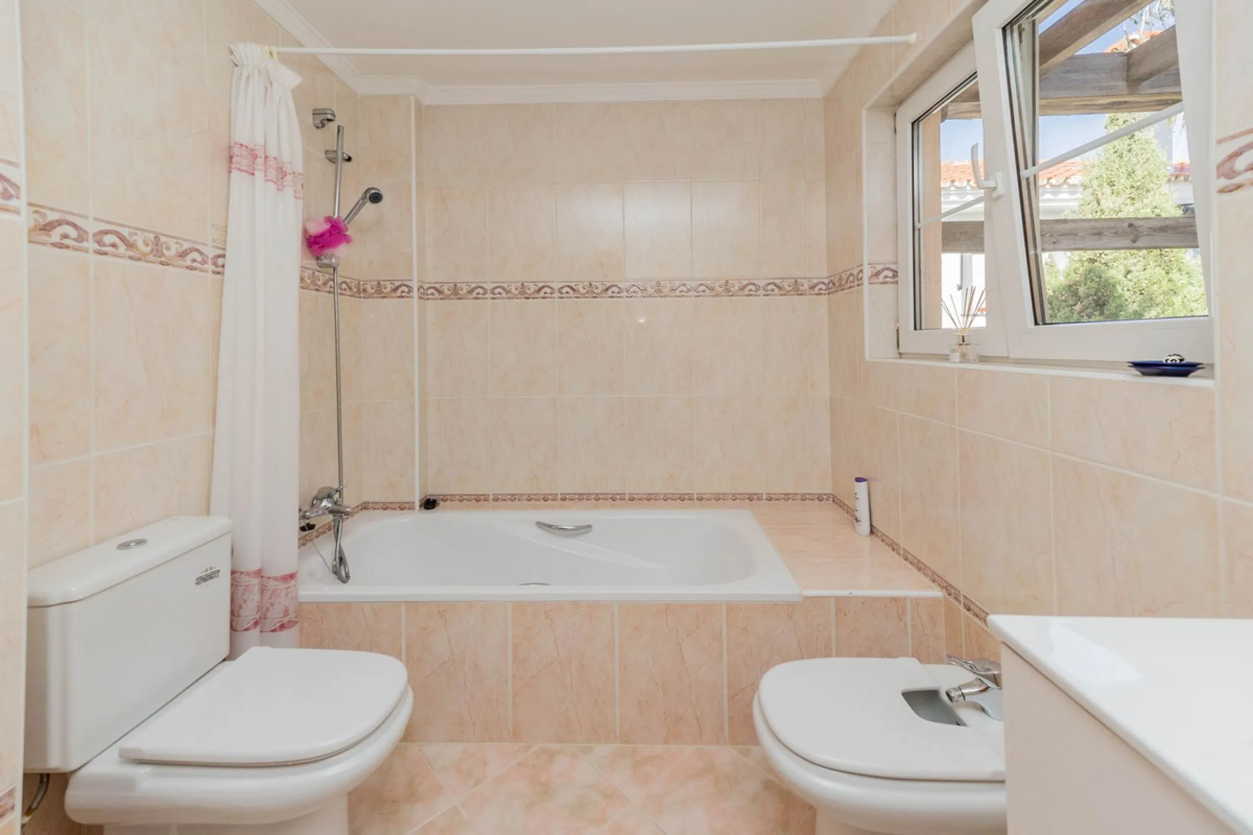 This villa is located in an elevated and quiet residential area of Fuengirola, offering completely open views towards Sohail Castle, the sea and the surrounding mountains. The position and orientation of the property provide excellent natural light and a 