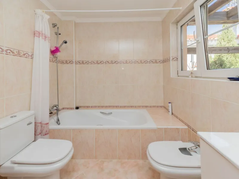 This villa is located in an elevated and quiet residential area of Fuengirola, offering completely open views towards Sohail Castle, the sea and the surrounding mountains. The position and orientation of the property provide excellent natural light and a 