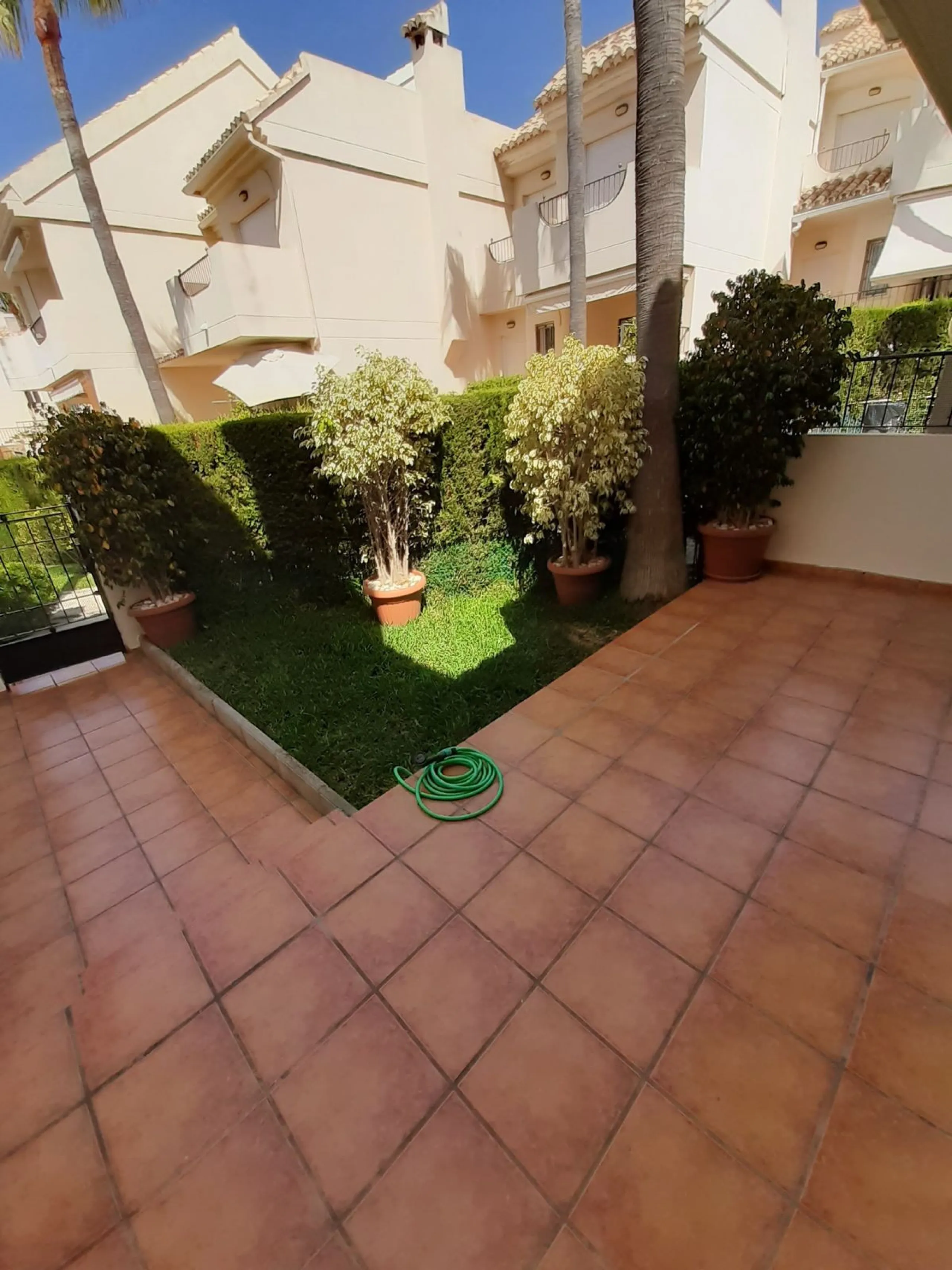 Large Town House only 150 metres from the lovely dunes beaches in Costabella,close to shops and 10 minutes drive to Marbella Town,private garage for 3 cars.