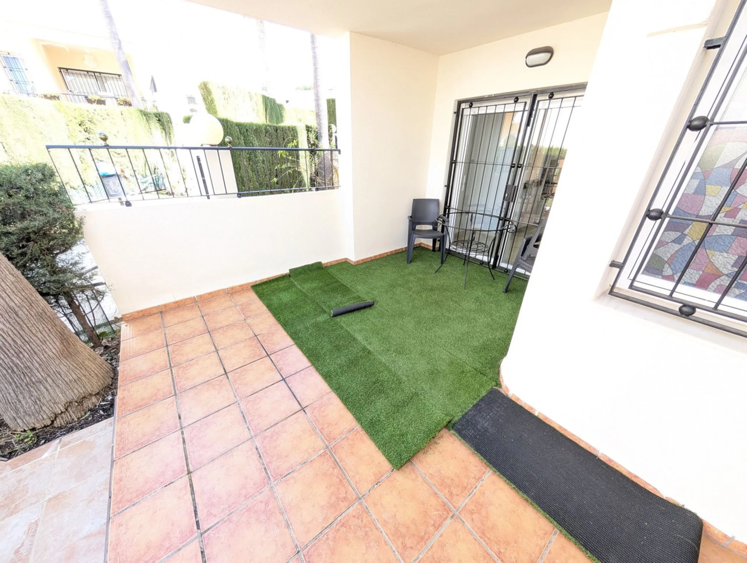 Large Town House only 150 metres from the lovely dunes beaches in Costabella,close to shops and 10 minutes drive to Marbella Town,private garage for 3 cars.