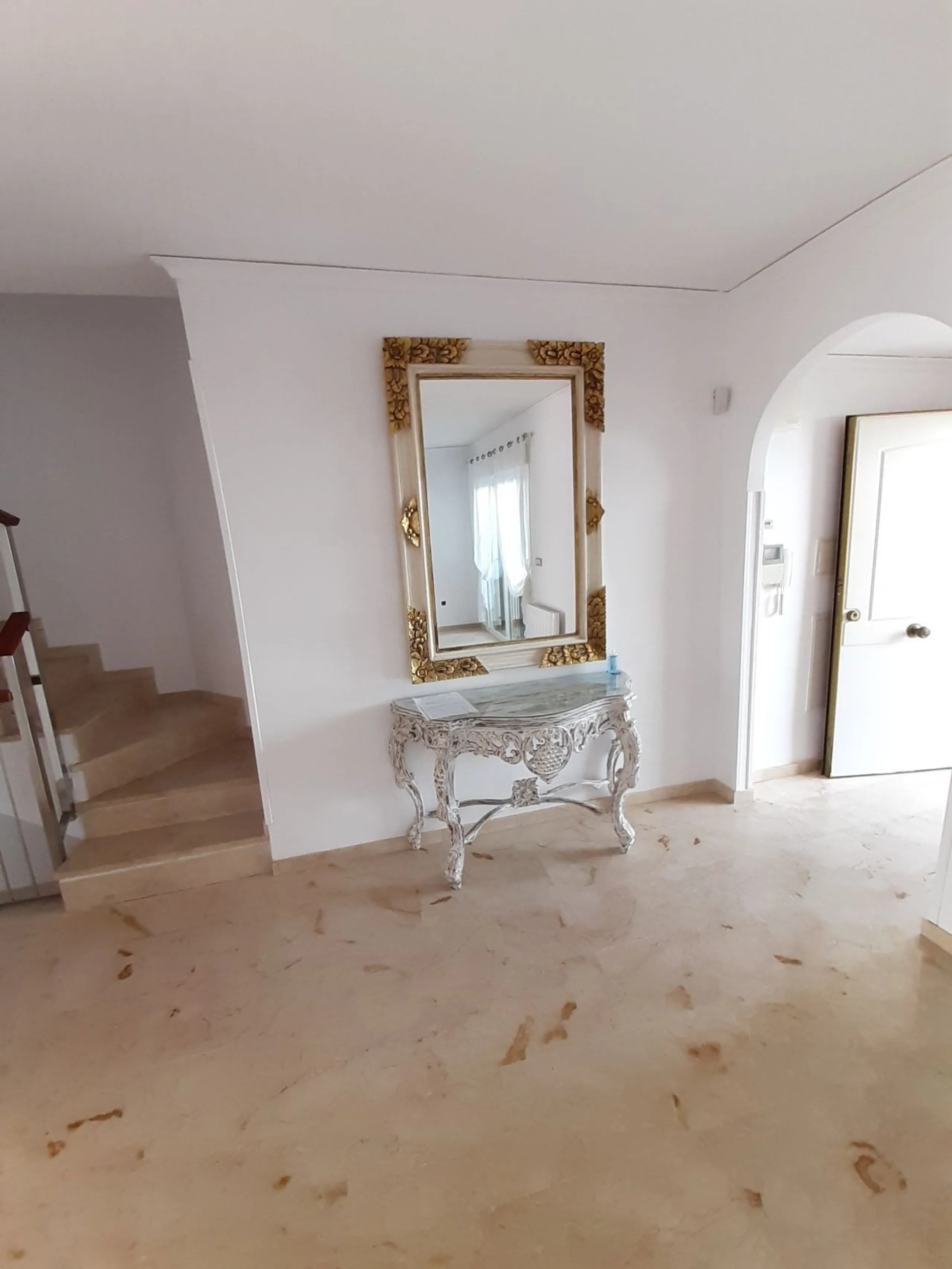 Large Town House only 150 metres from the lovely dunes beaches in Costabella,close to shops and 10 minutes drive to Marbella Town,private garage for 3 cars.