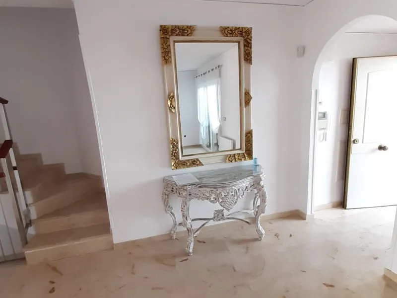 Large Town House only 150 metres from the lovely dunes beaches in Costabella,close to shops and 10 minutes drive to Marbella Town,private garage for 3 cars.