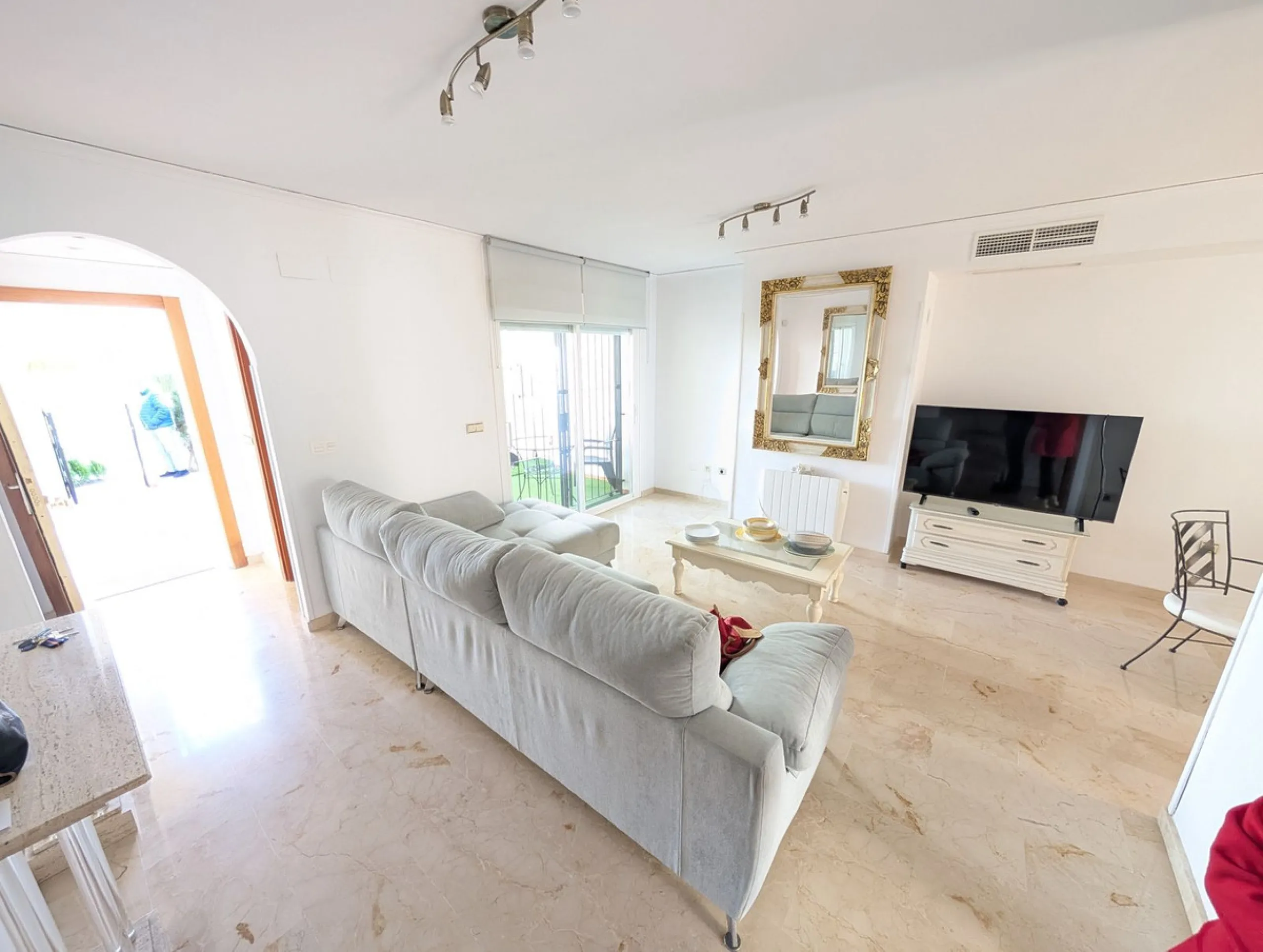 Large Town House only 150 metres from the lovely dunes beaches in Costabella,close to shops and 10 minutes drive to Marbella Town,private garage for 3 cars.