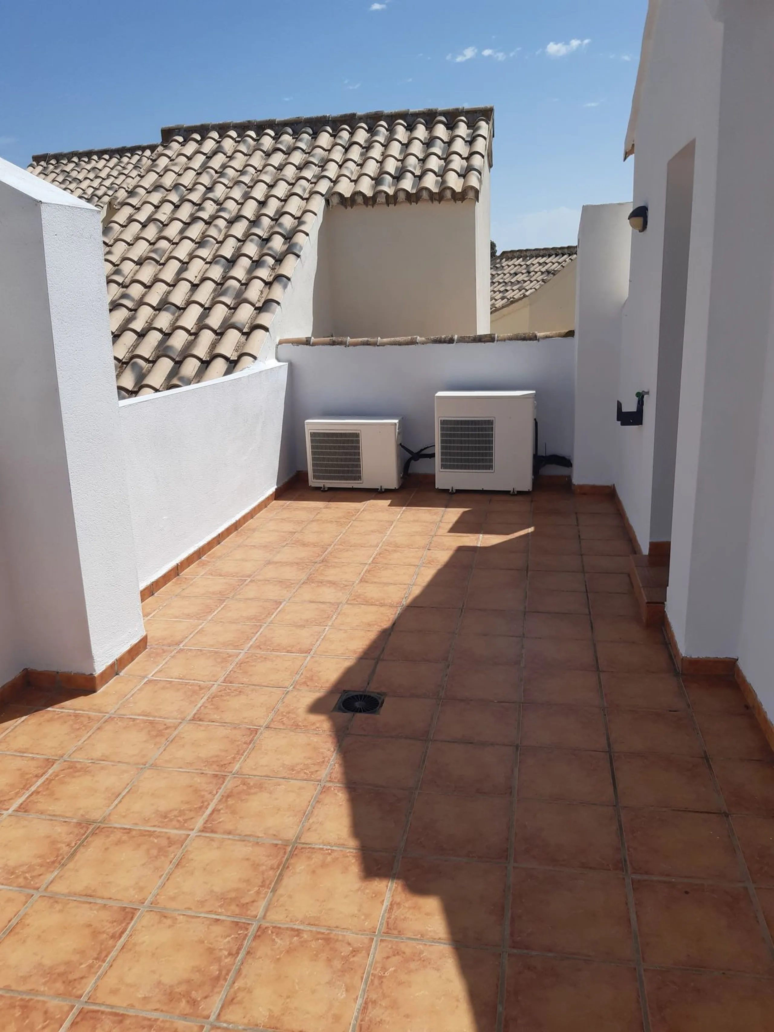 Large Town House only 150 metres from the lovely dunes beaches in Costabella,close to shops and 10 minutes drive to Marbella Town,private garage for 3 cars.