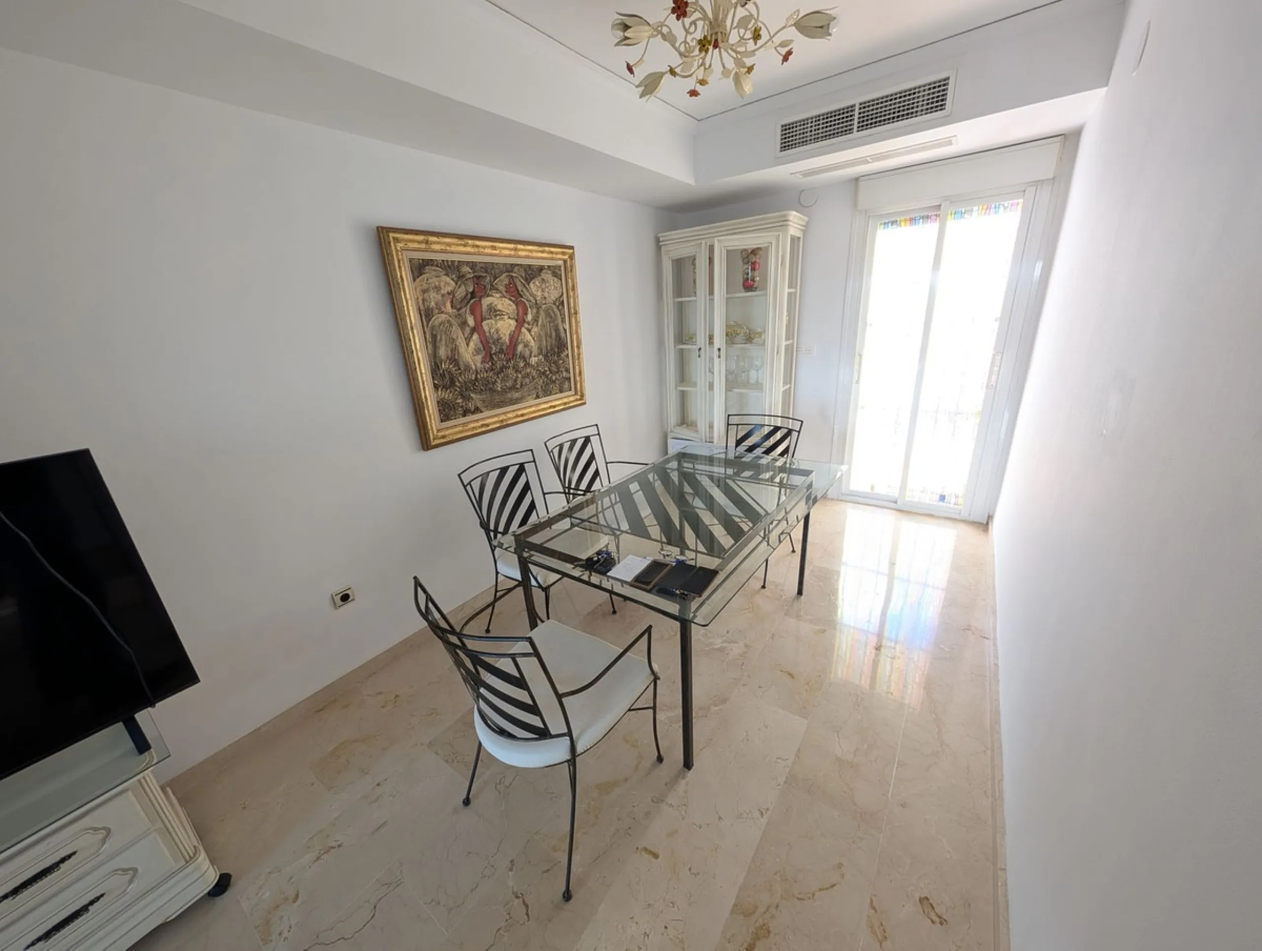 Large Town House only 150 metres from the lovely dunes beaches in Costabella,close to shops and 10 minutes drive to Marbella Town,private garage for 3 cars.