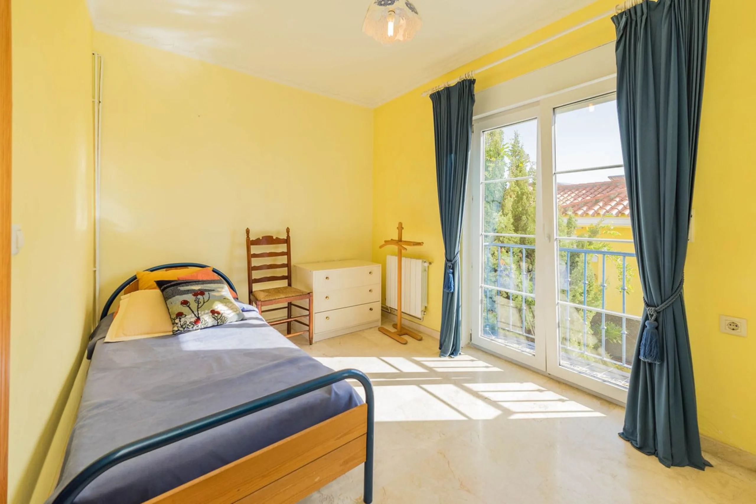 This villa is located in an elevated and quiet residential area of Fuengirola, offering completely open views towards Sohail Castle, the sea and the surrounding mountains. The position and orientation of the property provide excellent natural light and a 