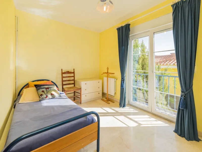 This villa is located in an elevated and quiet residential area of Fuengirola, offering completely open views towards Sohail Castle, the sea and the surrounding mountains. The position and orientation of the property provide excellent natural light and a 