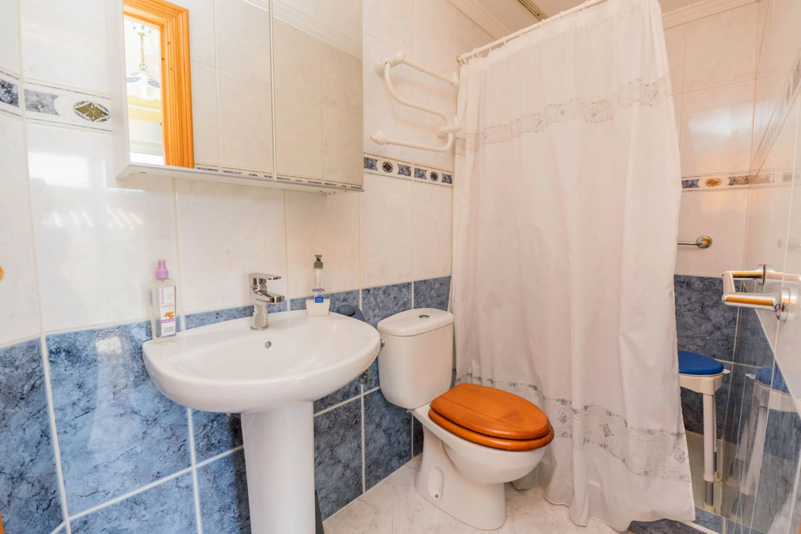 This villa is located in an elevated and quiet residential area of Fuengirola, offering completely open views towards Sohail Castle, the sea and the surrounding mountains. The position and orientation of the property provide excellent natural light and a 