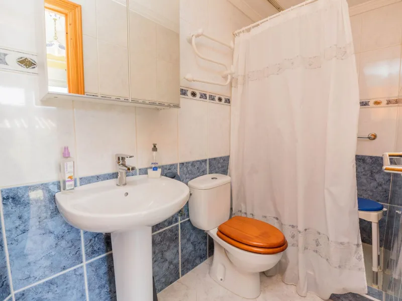 This villa is located in an elevated and quiet residential area of Fuengirola, offering completely open views towards Sohail Castle, the sea and the surrounding mountains. The position and orientation of the property provide excellent natural light and a 