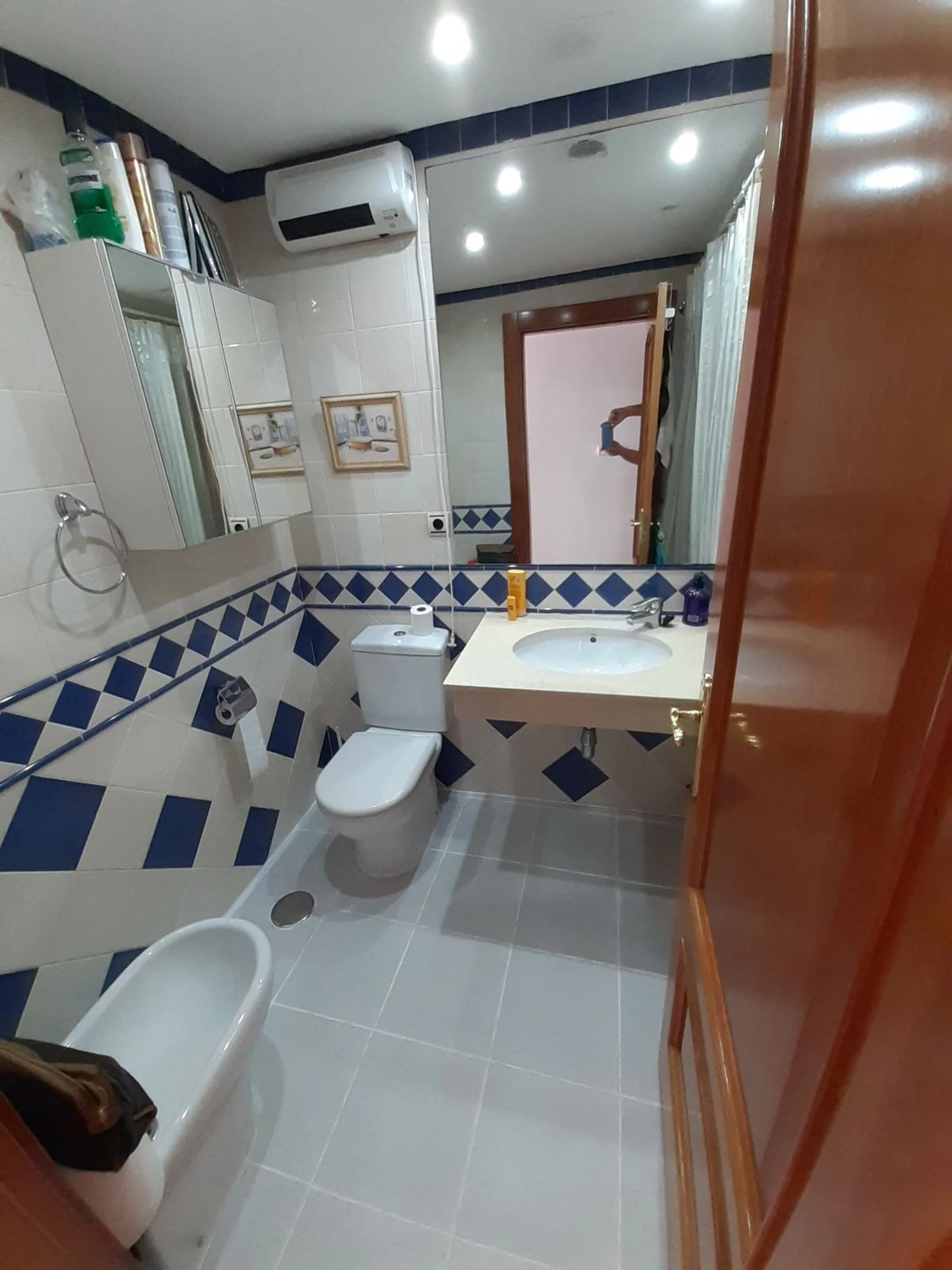 Large Town House only 150 metres from the lovely dunes beaches in Costabella,close to shops and 10 minutes drive to Marbella Town,private garage for 3 cars.