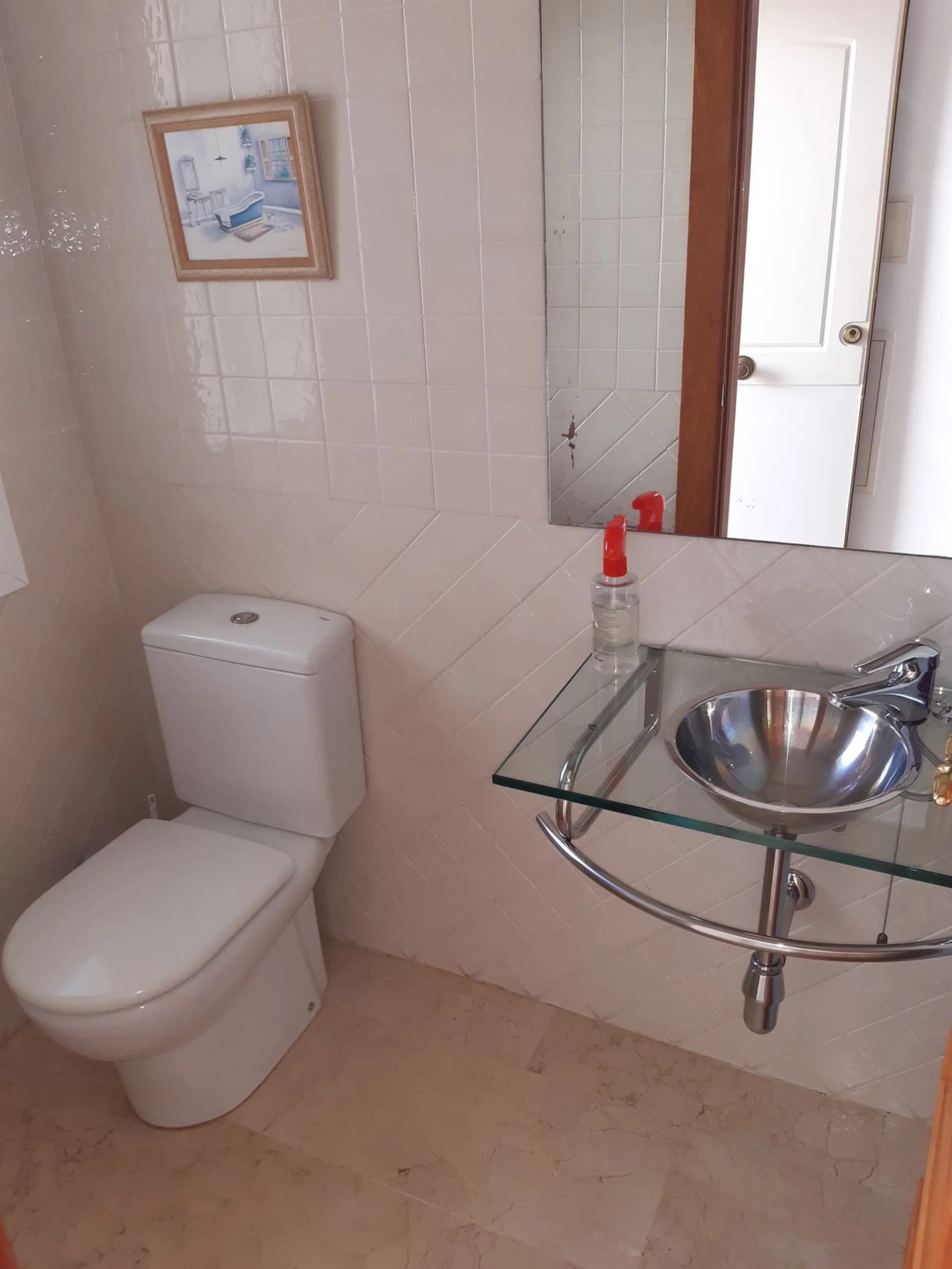 Large Town House only 150 metres from the lovely dunes beaches in Costabella,close to shops and 10 minutes drive to Marbella Town,private garage for 3 cars.