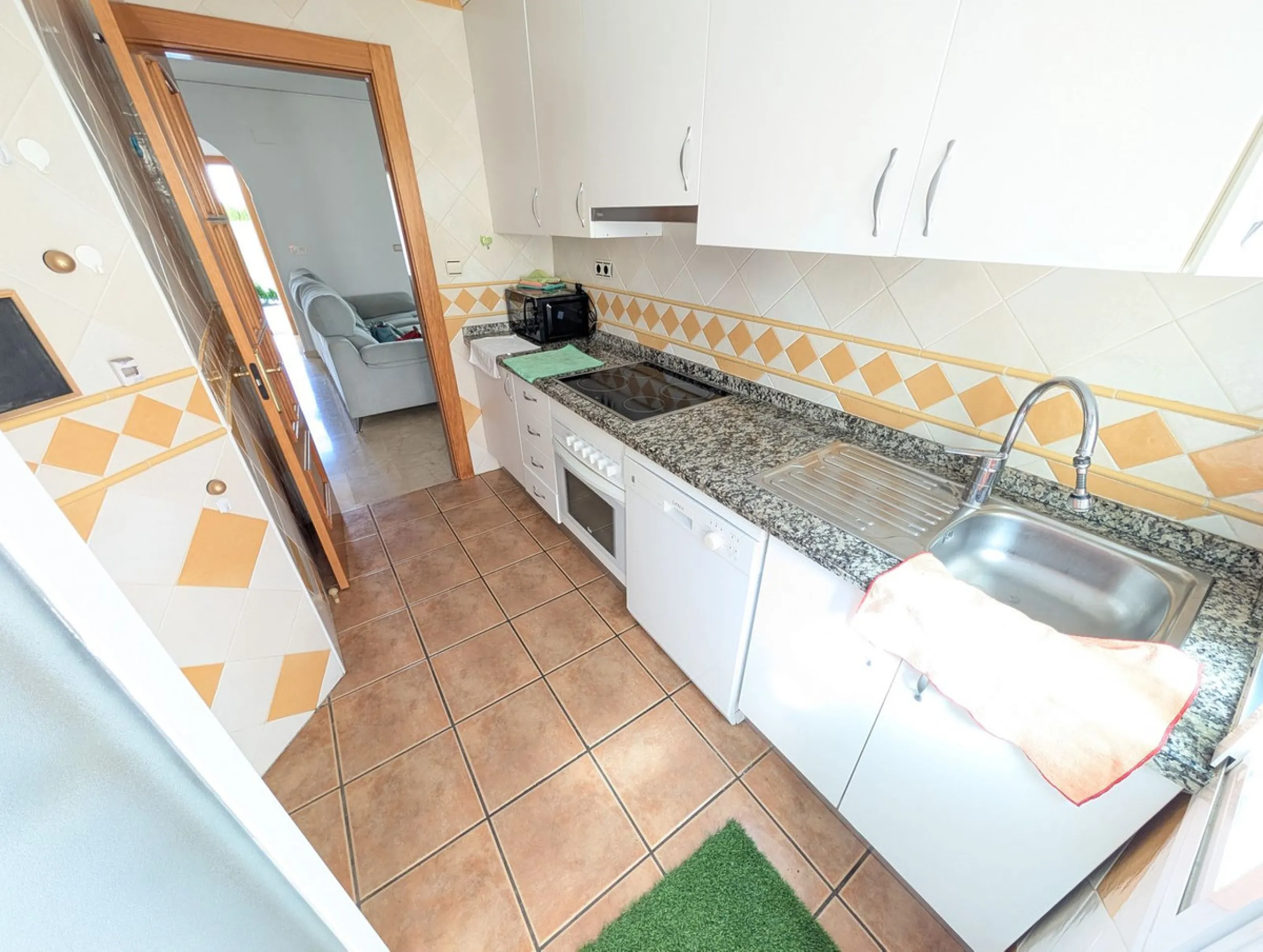 Large Town House only 150 metres from the lovely dunes beaches in Costabella,close to shops and 10 minutes drive to Marbella Town,private garage for 3 cars.
