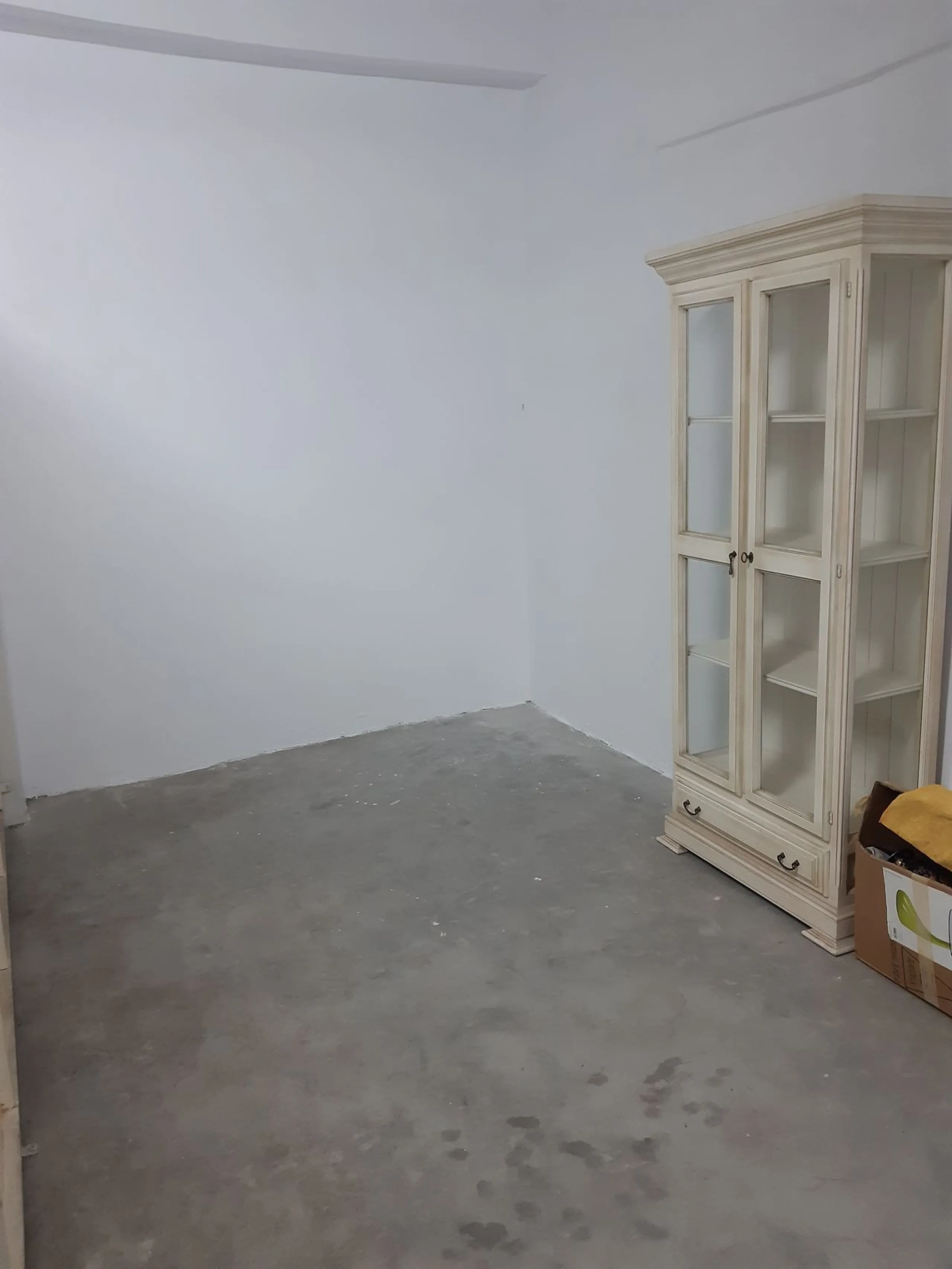 Large Town House only 150 metres from the lovely dunes beaches in Costabella,close to shops and 10 minutes drive to Marbella Town,private garage for 3 cars.