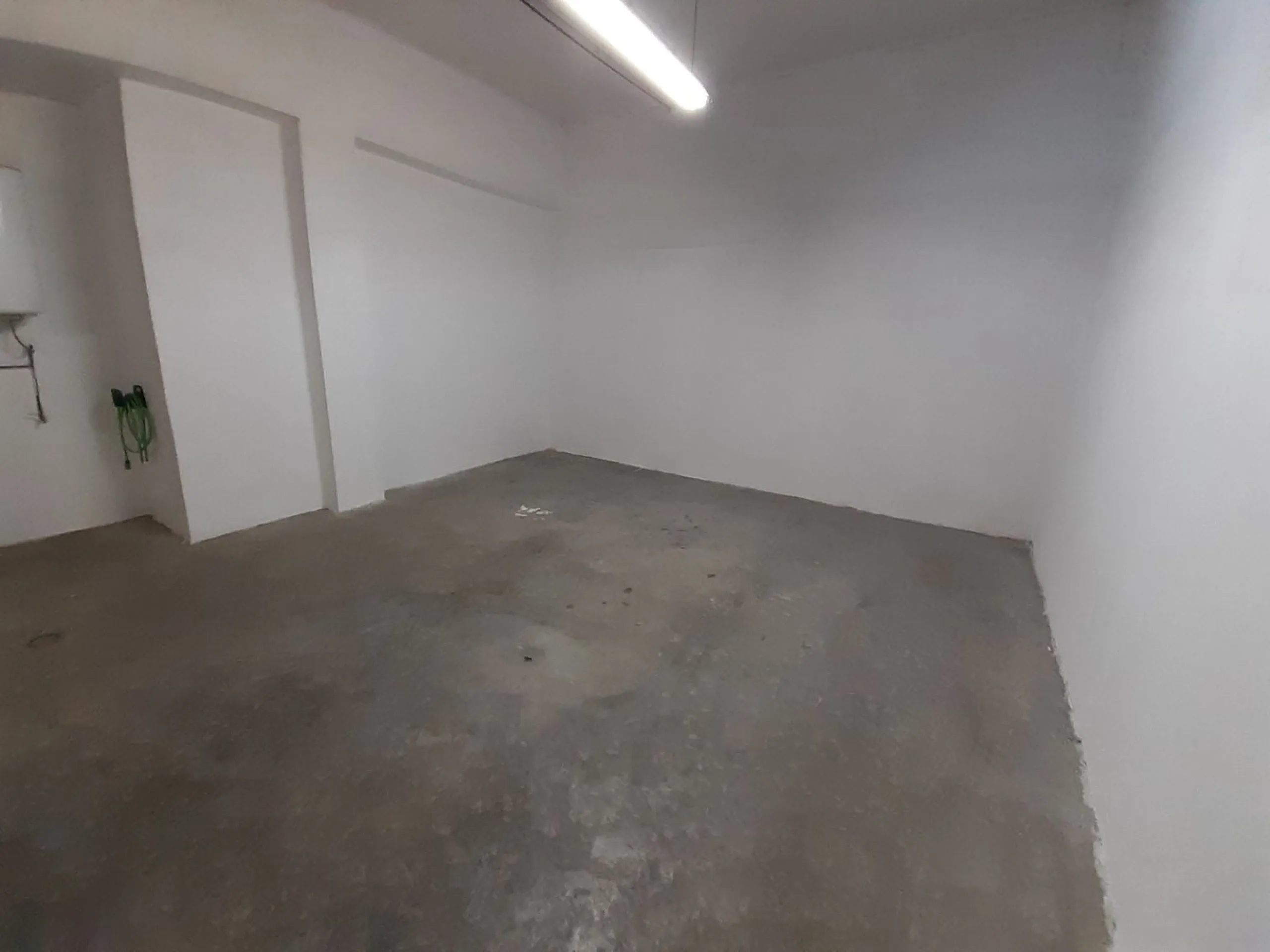 Large Town House only 150 metres from the lovely dunes beaches in Costabella,close to shops and 10 minutes drive to Marbella Town,private garage for 3 cars.