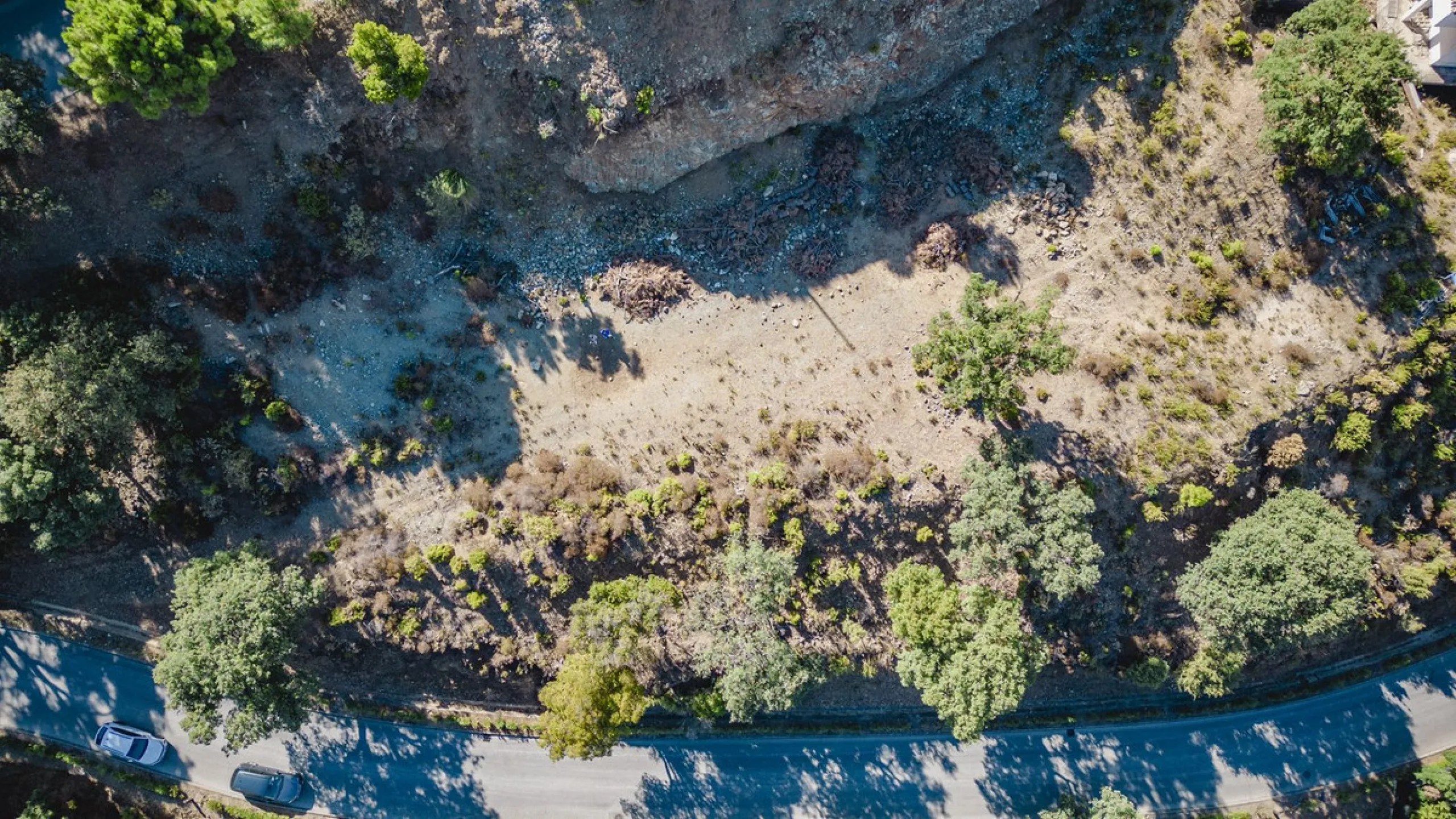 West facing plot of 3941m2 very close to the North entrance of La Zagaleta with views to the beautiful green nature and impressive mountains. Here you can build your dream home in a super secure community (24h armed security) with 2 private 18-hole golf c