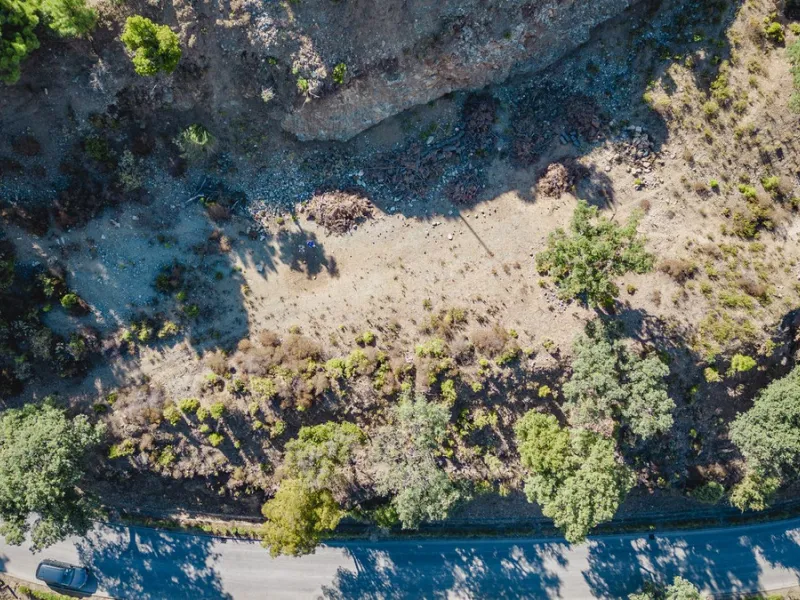 West facing plot of 3941m2 very close to the North entrance of La Zagaleta with views to the beautiful green nature and impressive mountains. Here you can build your dream home in a super secure community (24h armed security) with 2 private 18-hole golf c