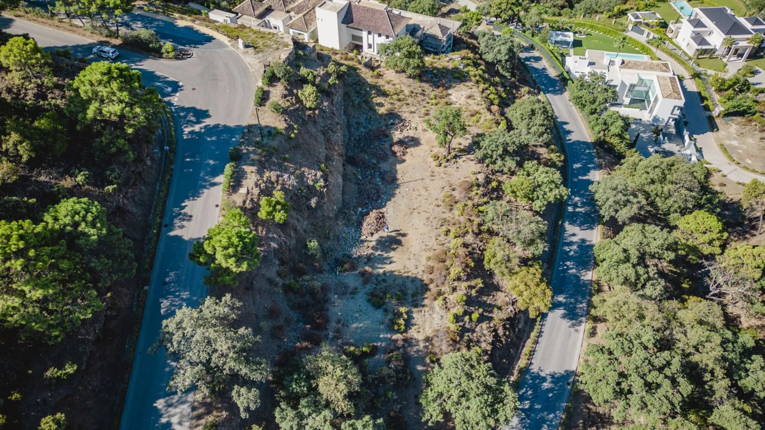 West facing plot of 3941m2 very close to the North entrance of La Zagaleta with views to the beautiful green nature and impressive mountains. Here you can build your dream home in a super secure community (24h armed security) with 2 private 18-hole golf c