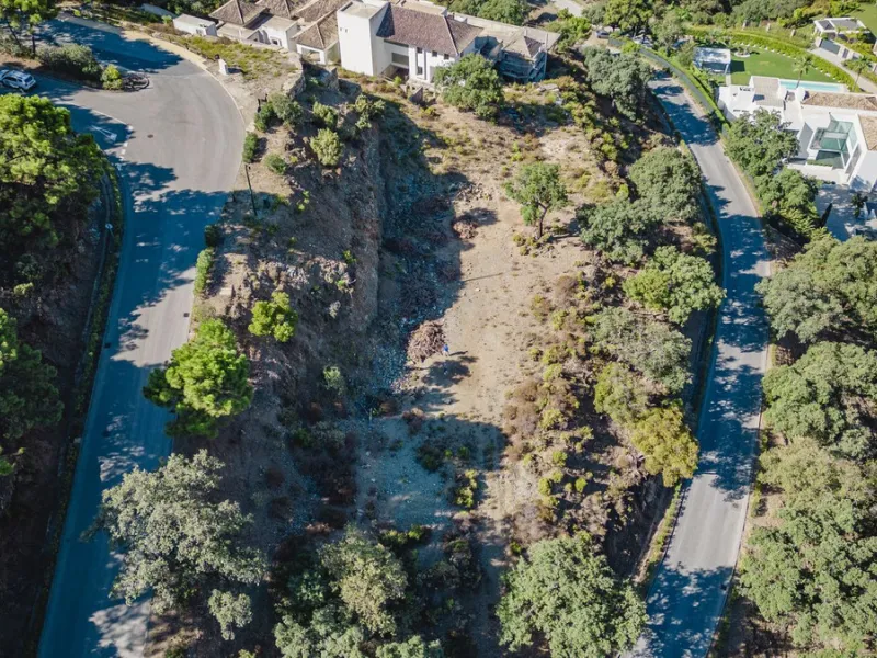 West facing plot of 3941m2 very close to the North entrance of La Zagaleta with views to the beautiful green nature and impressive mountains. Here you can build your dream home in a super secure community (24h armed security) with 2 private 18-hole golf c