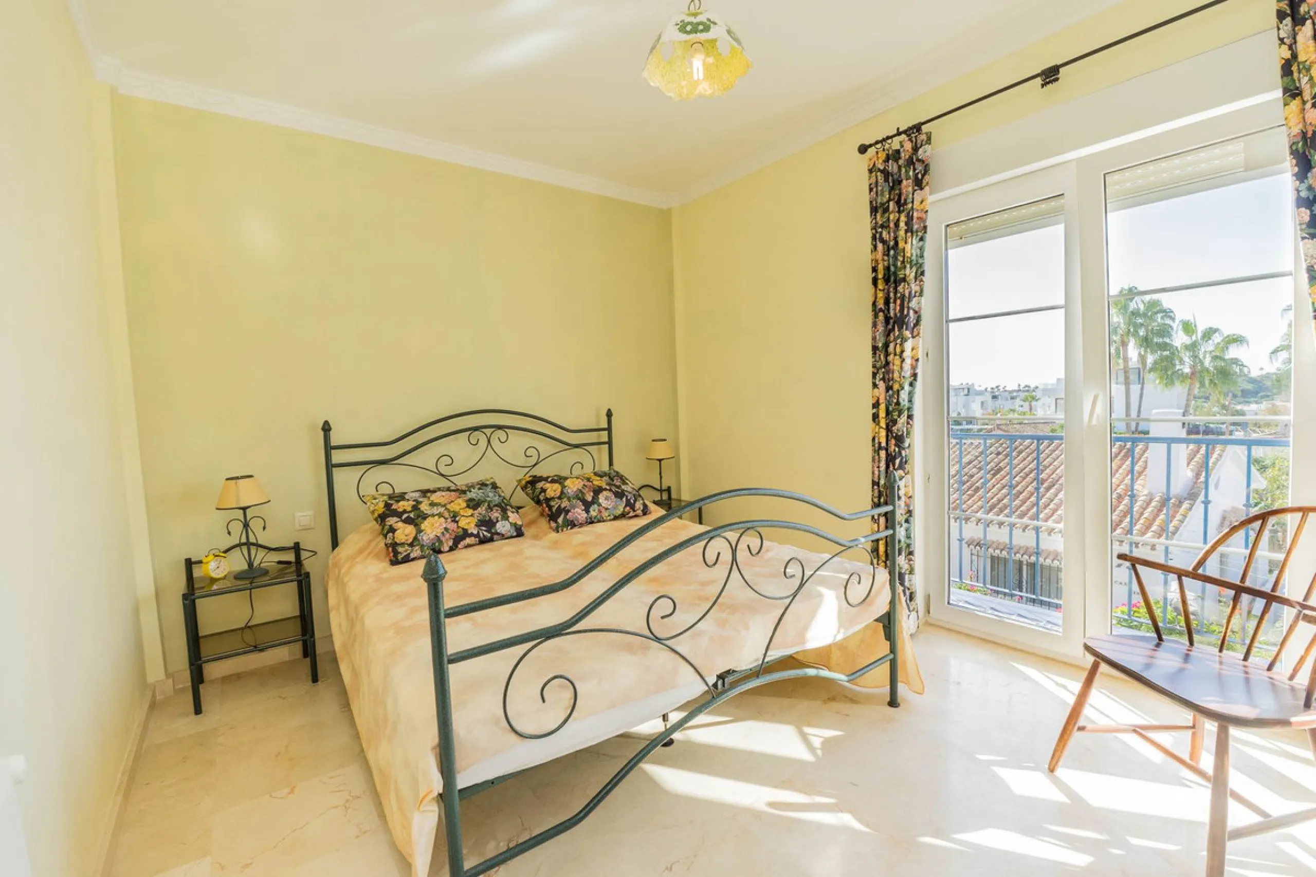 This villa is located in an elevated and quiet residential area of Fuengirola, offering completely open views towards Sohail Castle, the sea and the surrounding mountains. The position and orientation of the property provide excellent natural light and a 