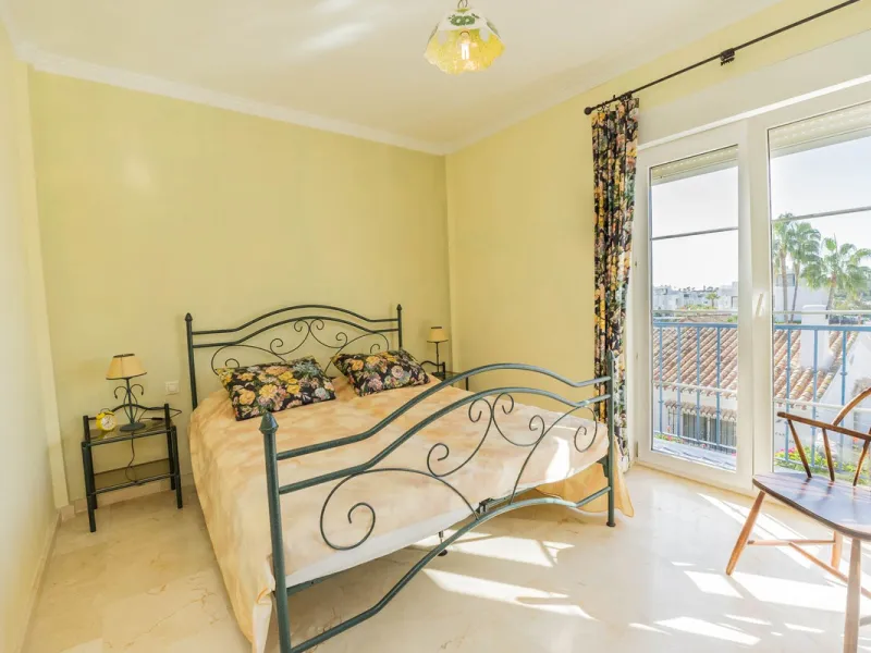 This villa is located in an elevated and quiet residential area of Fuengirola, offering completely open views towards Sohail Castle, the sea and the surrounding mountains. The position and orientation of the property provide excellent natural light and a 