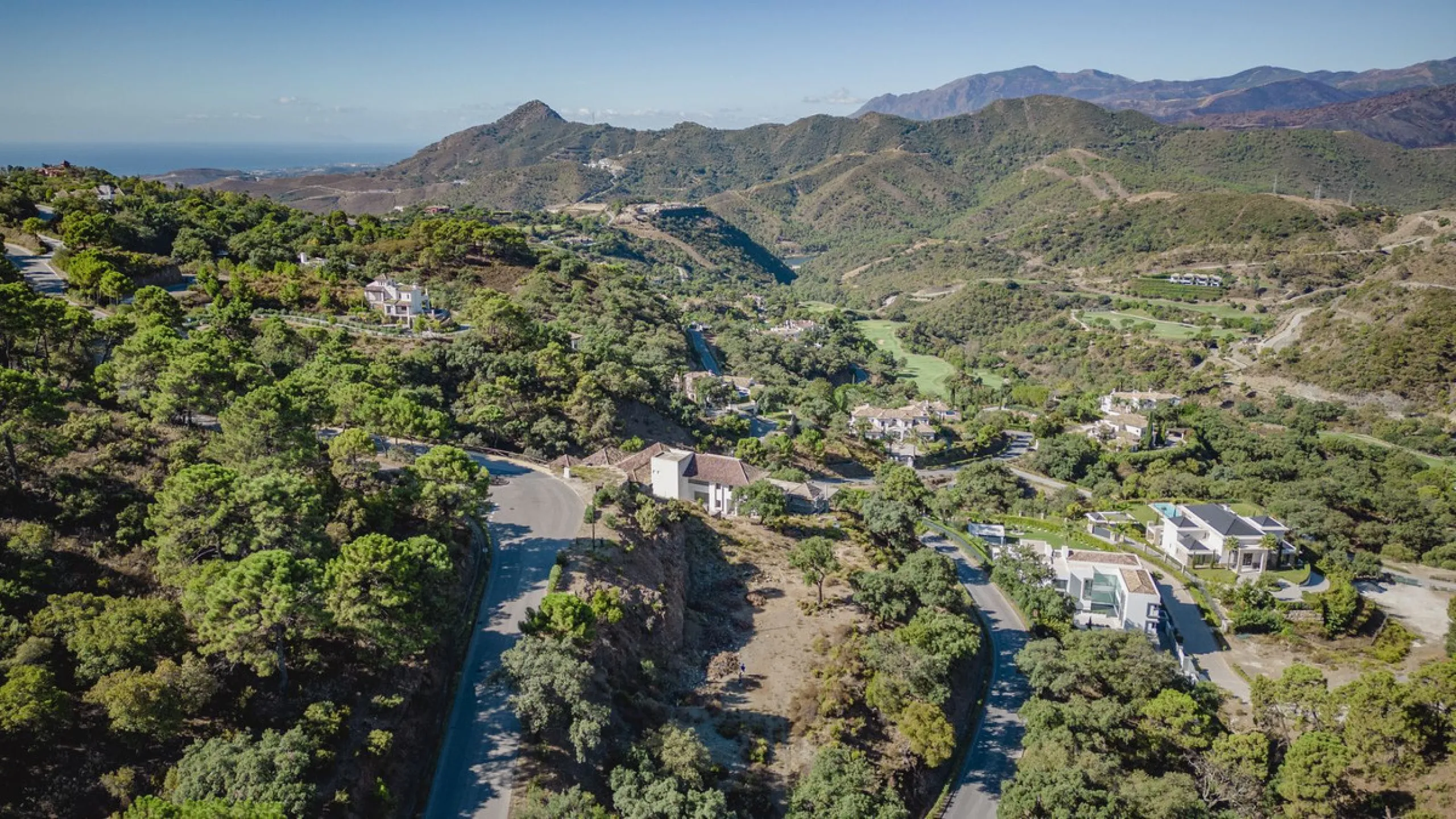 West facing plot of 3941m2 very close to the North entrance of La Zagaleta with views to the beautiful green nature and impressive mountains. Here you can build your dream home in a super secure community (24h armed security) with 2 private 18-hole golf c