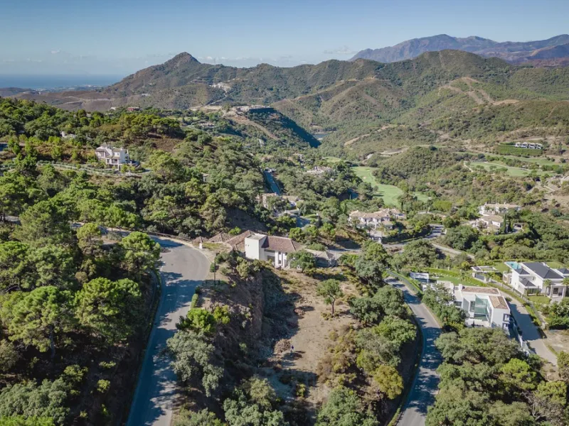 West facing plot of 3941m2 very close to the North entrance of La Zagaleta with views to the beautiful green nature and impressive mountains. Here you can build your dream home in a super secure community (24h armed security) with 2 private 18-hole golf c