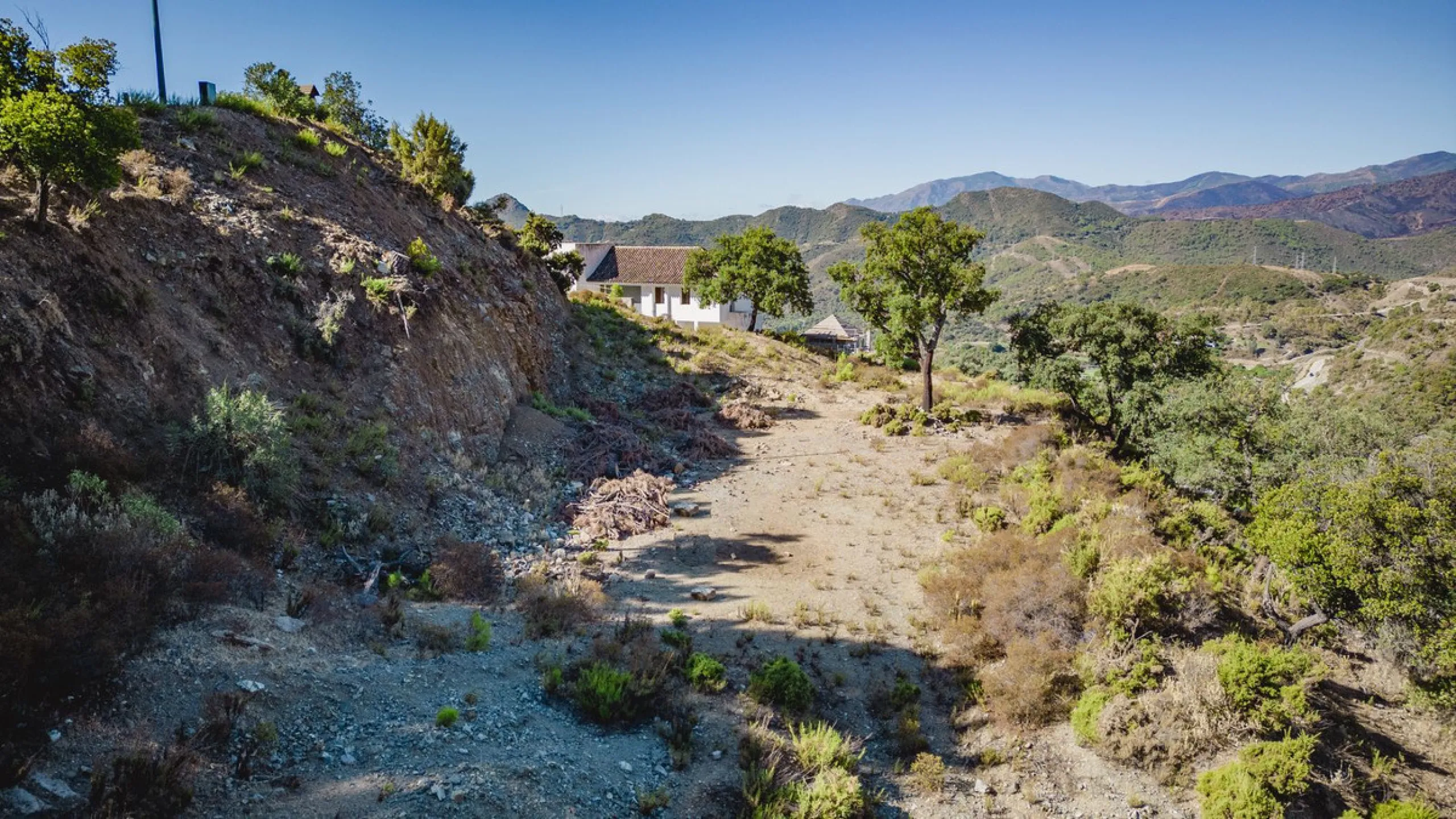West facing plot of 3941m2 very close to the North entrance of La Zagaleta with views to the beautiful green nature and impressive mountains. Here you can build your dream home in a super secure community (24h armed security) with 2 private 18-hole golf c