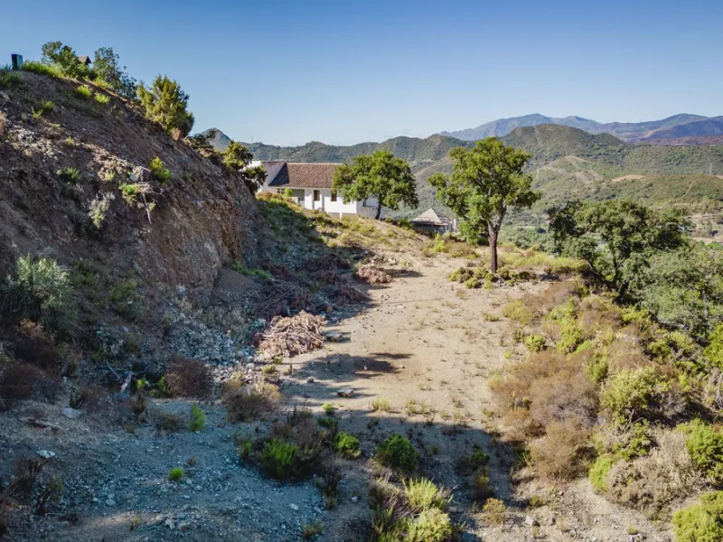 West facing plot of 3941m2 very close to the North entrance of La Zagaleta with views to the beautiful green nature and impressive mountains. Here you can build your dream home in a super secure community (24h armed security) with 2 private 18-hole golf c