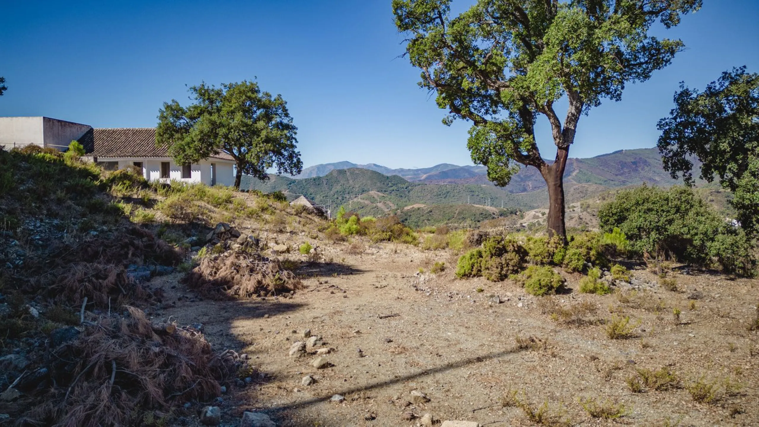 West facing plot of 3941m2 very close to the North entrance of La Zagaleta with views to the beautiful green nature and impressive mountains. Here you can build your dream home in a super secure community (24h armed security) with 2 private 18-hole golf c
