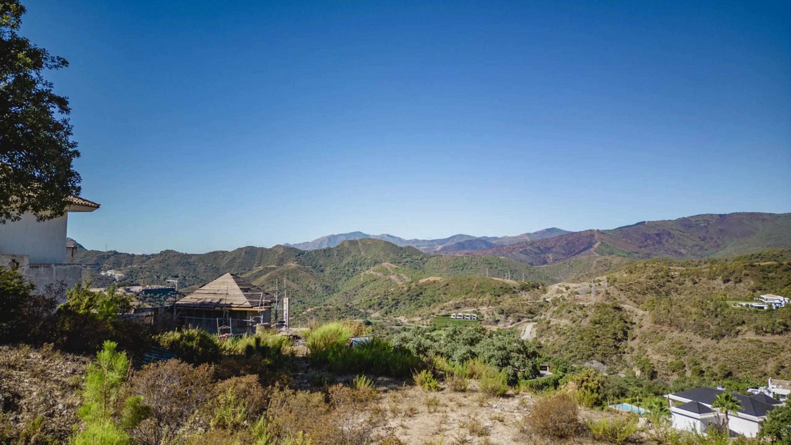 West facing plot of 3941m2 very close to the North entrance of La Zagaleta with views to the beautiful green nature and impressive mountains. Here you can build your dream home in a super secure community (24h armed security) with 2 private 18-hole golf c