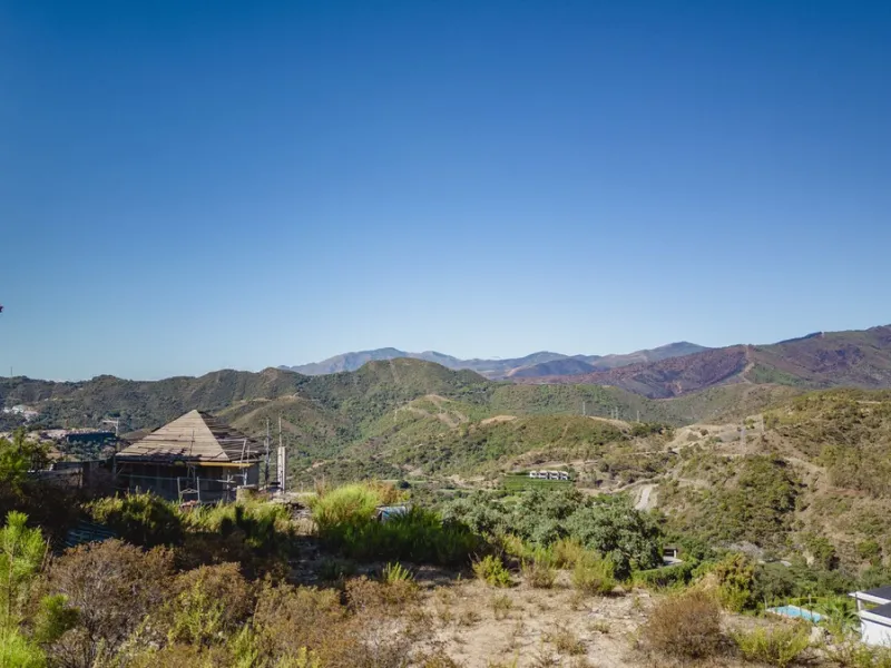 West facing plot of 3941m2 very close to the North entrance of La Zagaleta with views to the beautiful green nature and impressive mountains. Here you can build your dream home in a super secure community (24h armed security) with 2 private 18-hole golf c