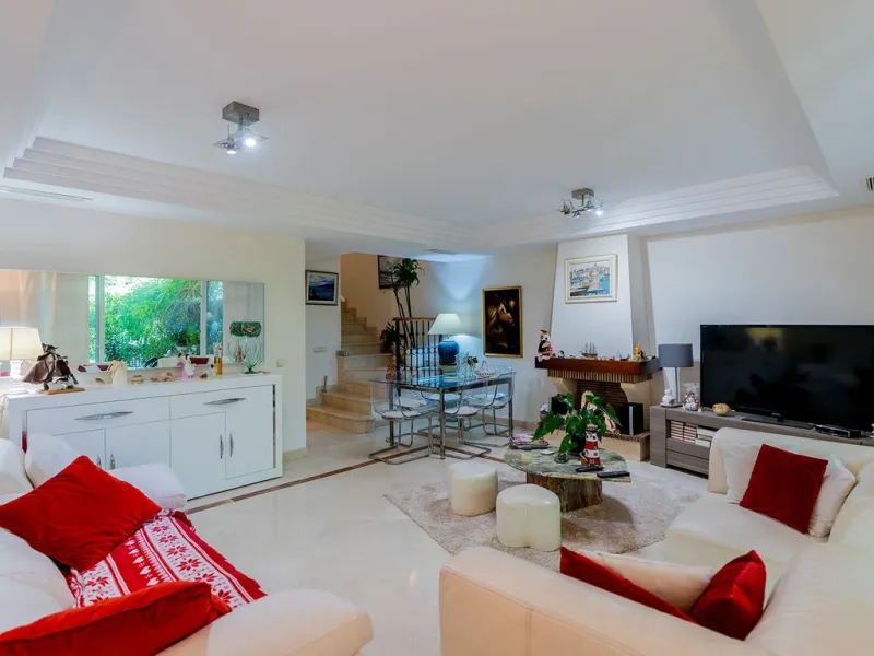House - Semi-Detached House в продаже в Mijas, Málaga. В доме 3 спален и 3 ванных комнат. Площадь дома 115 м². Площадь участка 42 м²