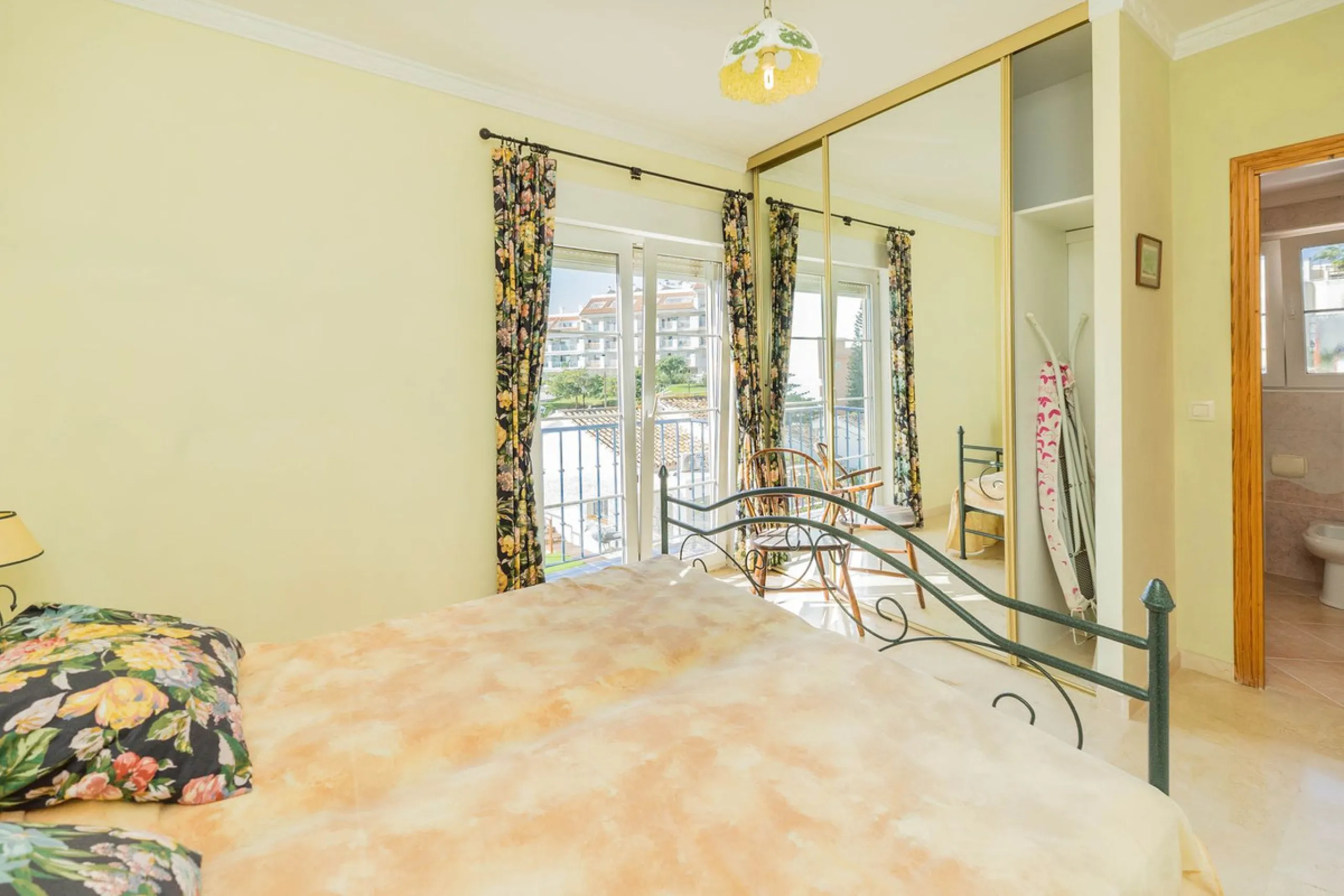 This villa is located in an elevated and quiet residential area of Fuengirola, offering completely open views towards Sohail Castle, the sea and the surrounding mountains. The position and orientation of the property provide excellent natural light and a 