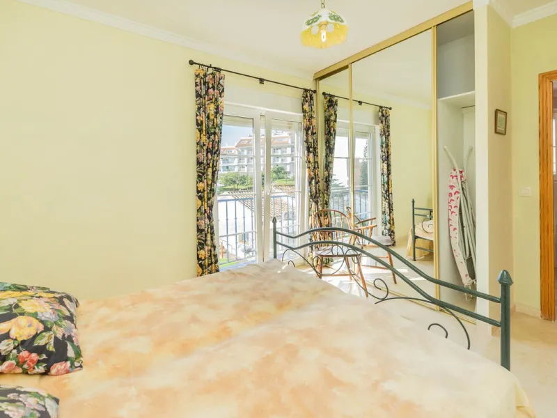 This villa is located in an elevated and quiet residential area of Fuengirola, offering completely open views towards Sohail Castle, the sea and the surrounding mountains. The position and orientation of the property provide excellent natural light and a 