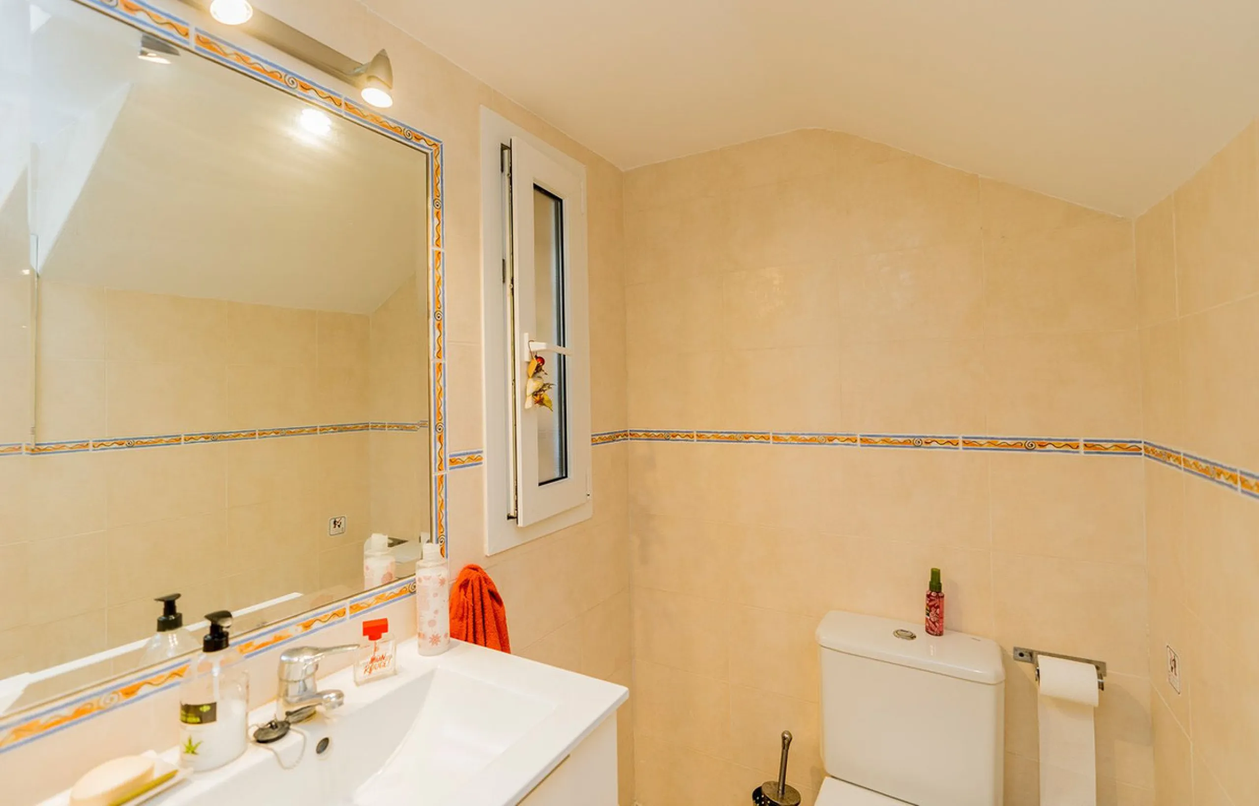 House - Semi-Detached House в продаже в Mijas, Málaga. В доме 3 спален и 3 ванных комнат. Площадь дома 115 м². Площадь участка 42 м²