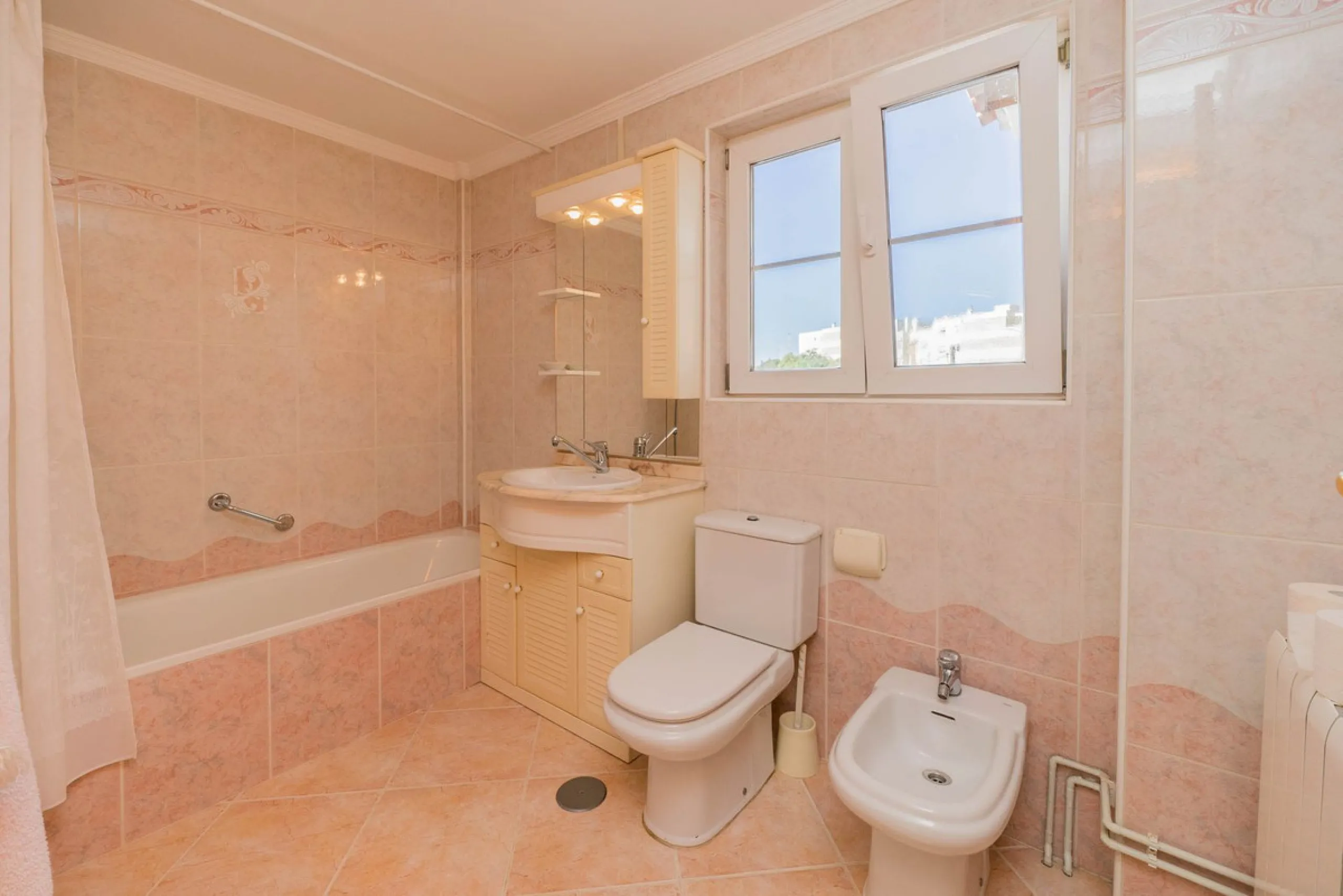 This villa is located in an elevated and quiet residential area of Fuengirola, offering completely open views towards Sohail Castle, the sea and the surrounding mountains. The position and orientation of the property provide excellent natural light and a 