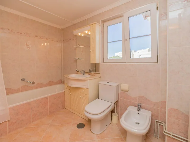 This villa is located in an elevated and quiet residential area of Fuengirola, offering completely open views towards Sohail Castle, the sea and the surrounding mountains. The position and orientation of the property provide excellent natural light and a 