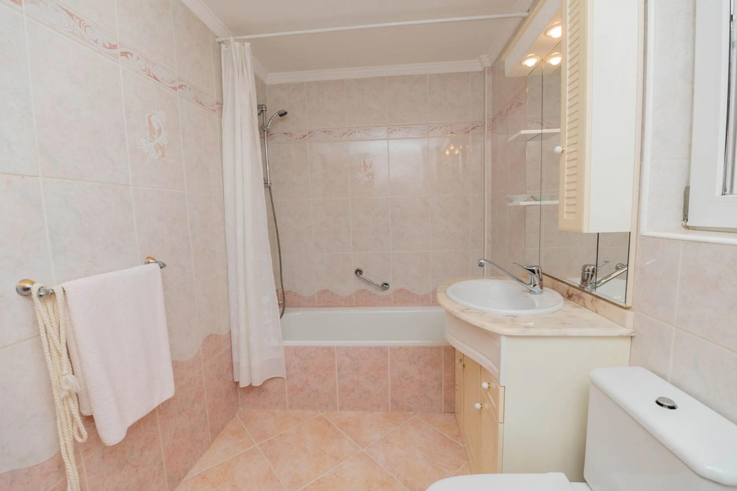 This villa is located in an elevated and quiet residential area of Fuengirola, offering completely open views towards Sohail Castle, the sea and the surrounding mountains. The position and orientation of the property provide excellent natural light and a 