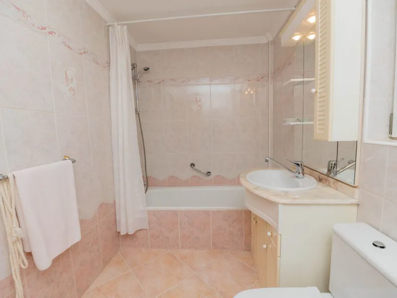 This villa is located in an elevated and quiet residential area of Fuengirola, offering completely open views towards Sohail Castle, the sea and the surrounding mountains. The position and orientation of the property provide excellent natural light and a 