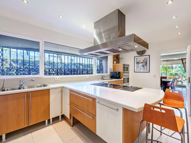 Spacious, flat plot with direct access to the sea (private gate), quiet, green area. On a plot of 2 residential 2-storey houses (the main house is 6 bedrooms, a large apartment for the servants, a garage for 2 cars, a kitchen, a dining room, a hall, 2 ter