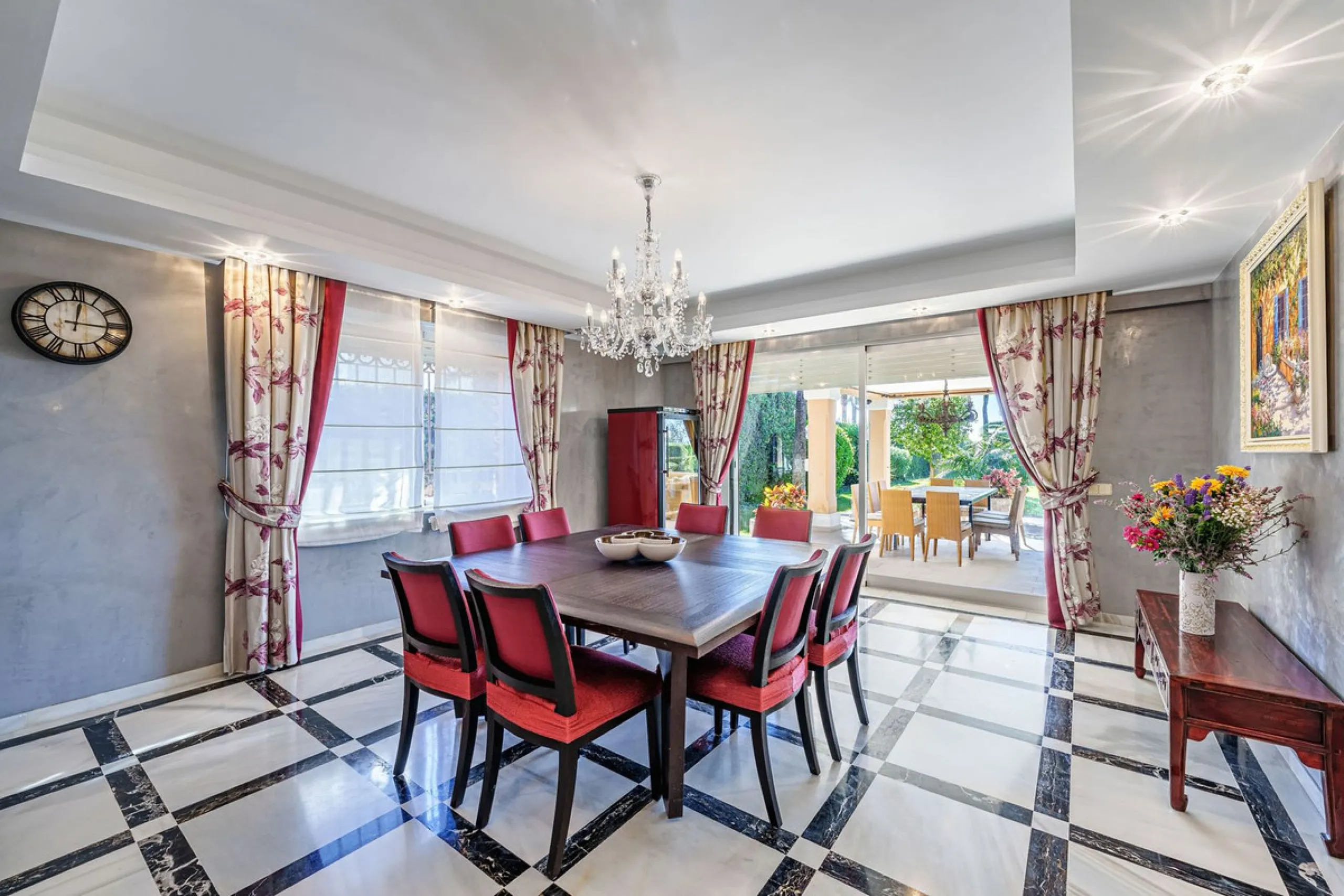 Spacious, flat plot with direct access to the sea (private gate), quiet, green area. On a plot of 2 residential 2-storey houses (the main house is 6 bedrooms, a large apartment for the servants, a garage for 2 cars, a kitchen, a dining room, a hall, 2 ter