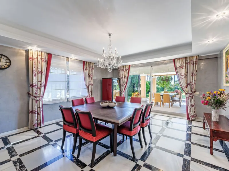 Spacious, flat plot with direct access to the sea (private gate), quiet, green area. On a plot of 2 residential 2-storey houses (the main house is 6 bedrooms, a large apartment for the servants, a garage for 2 cars, a kitchen, a dining room, a hall, 2 ter