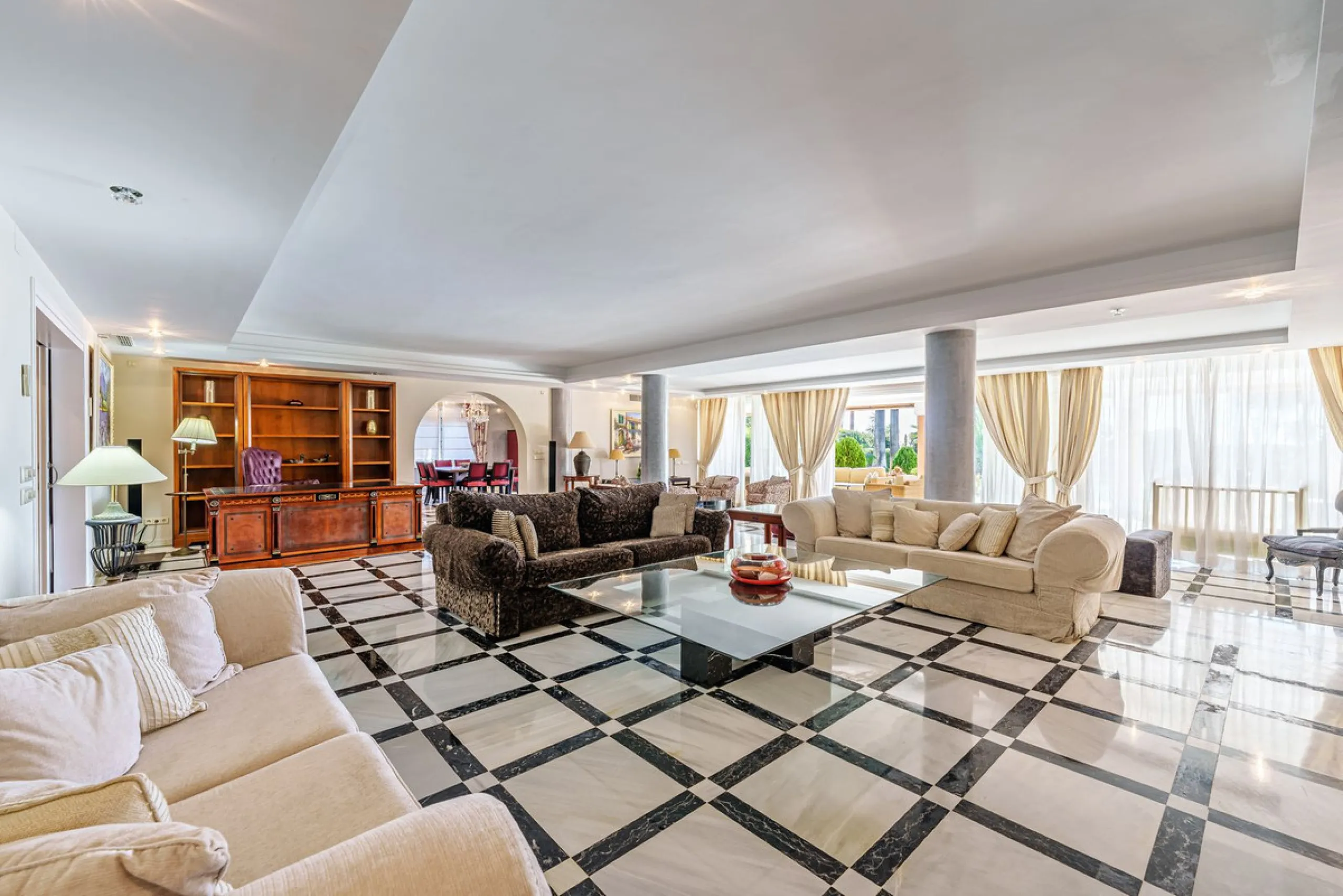 Spacious, flat plot with direct access to the sea (private gate), quiet, green area. On a plot of 2 residential 2-storey houses (the main house is 6 bedrooms, a large apartment for the servants, a garage for 2 cars, a kitchen, a dining room, a hall, 2 ter