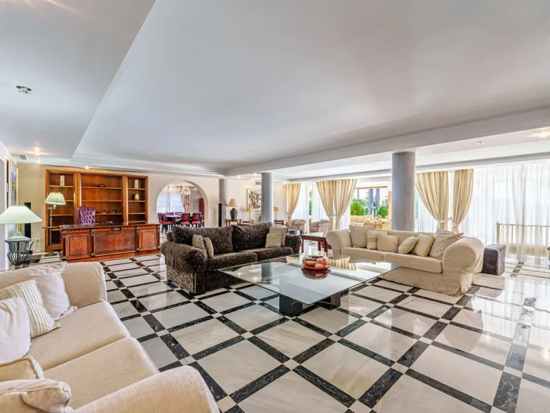 Spacious, flat plot with direct access to the sea (private gate), quiet, green area. On a plot of 2 residential 2-storey houses (the main house is 6 bedrooms, a large apartment for the servants, a garage for 2 cars, a kitchen, a dining room, a hall, 2 ter