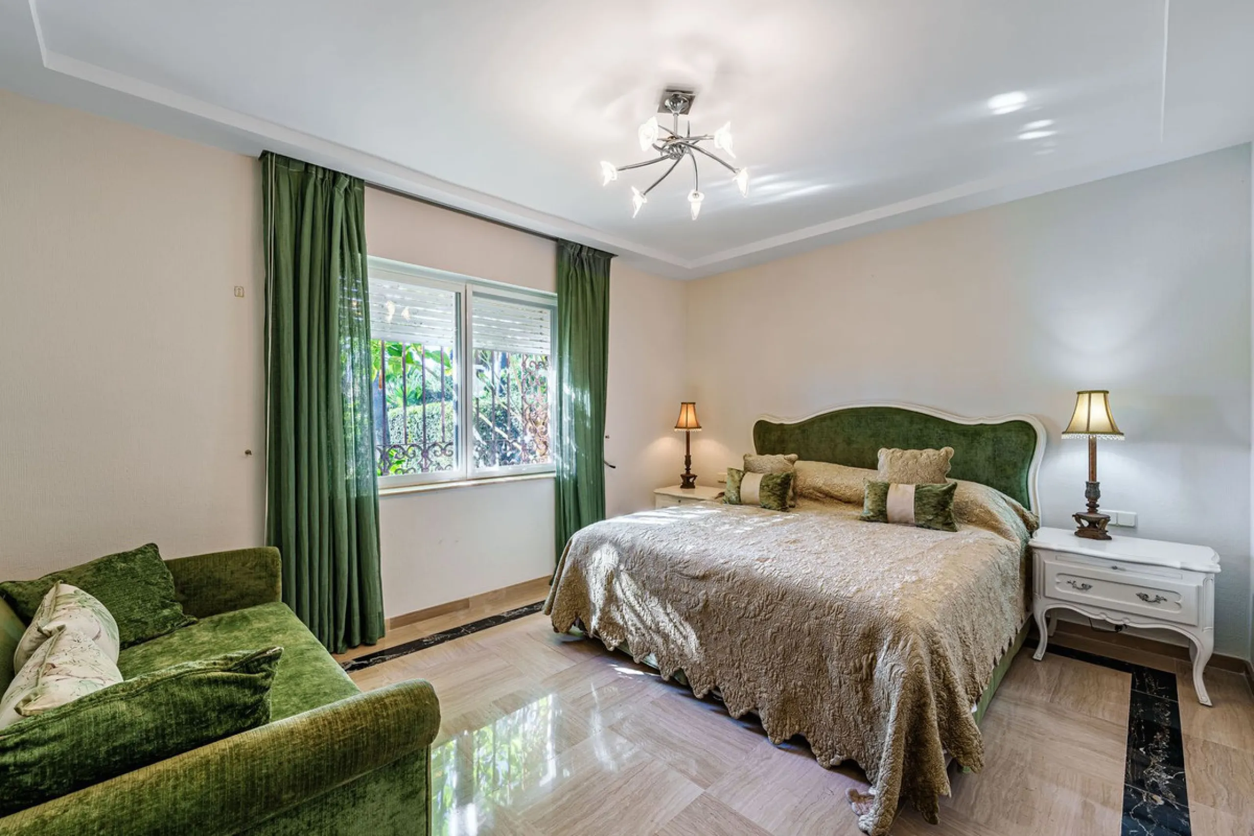 Spacious, flat plot with direct access to the sea (private gate), quiet, green area. On a plot of 2 residential 2-storey houses (the main house is 6 bedrooms, a large apartment for the servants, a garage for 2 cars, a kitchen, a dining room, a hall, 2 ter
